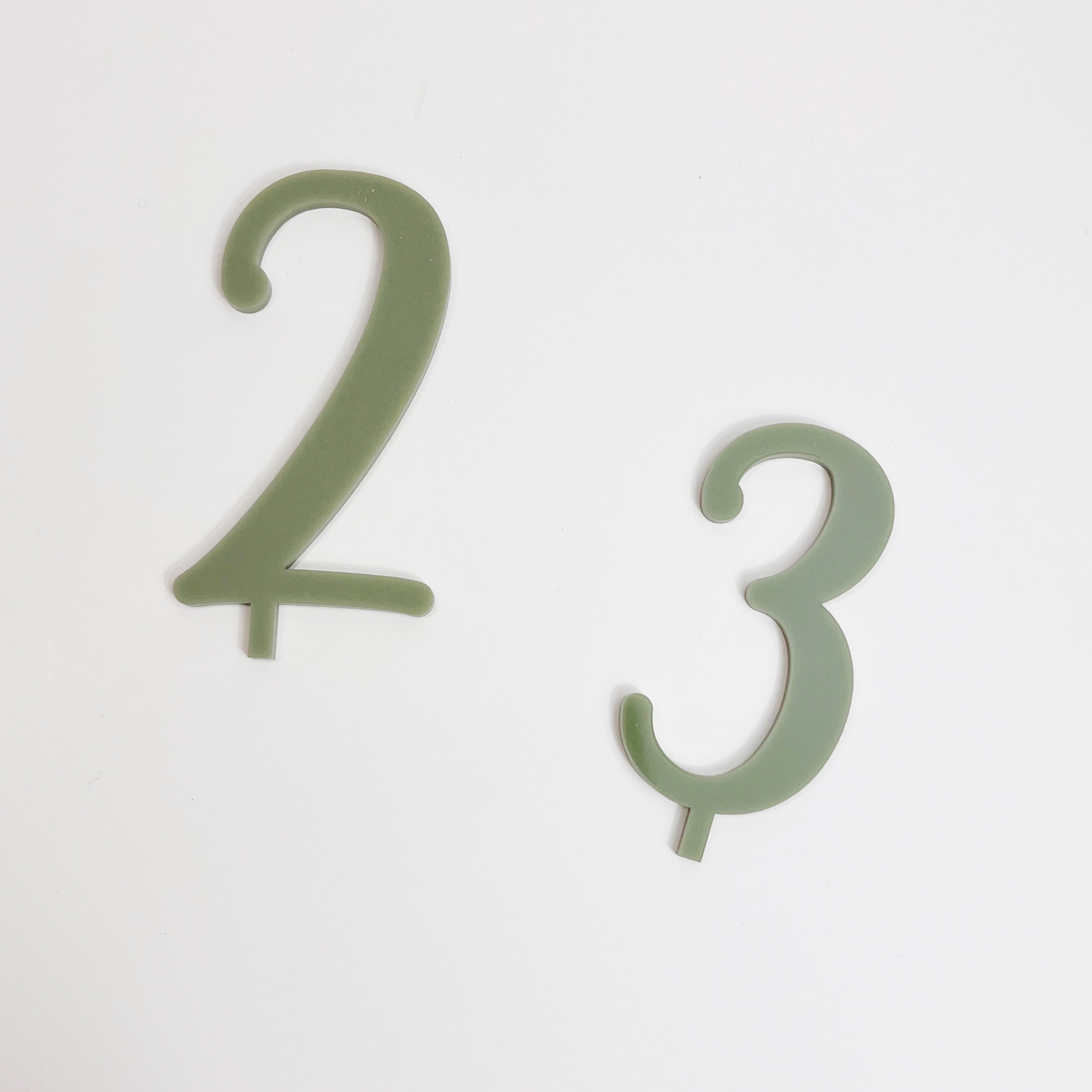 Zahl 2 und 3 aus olivgrünem Acryl