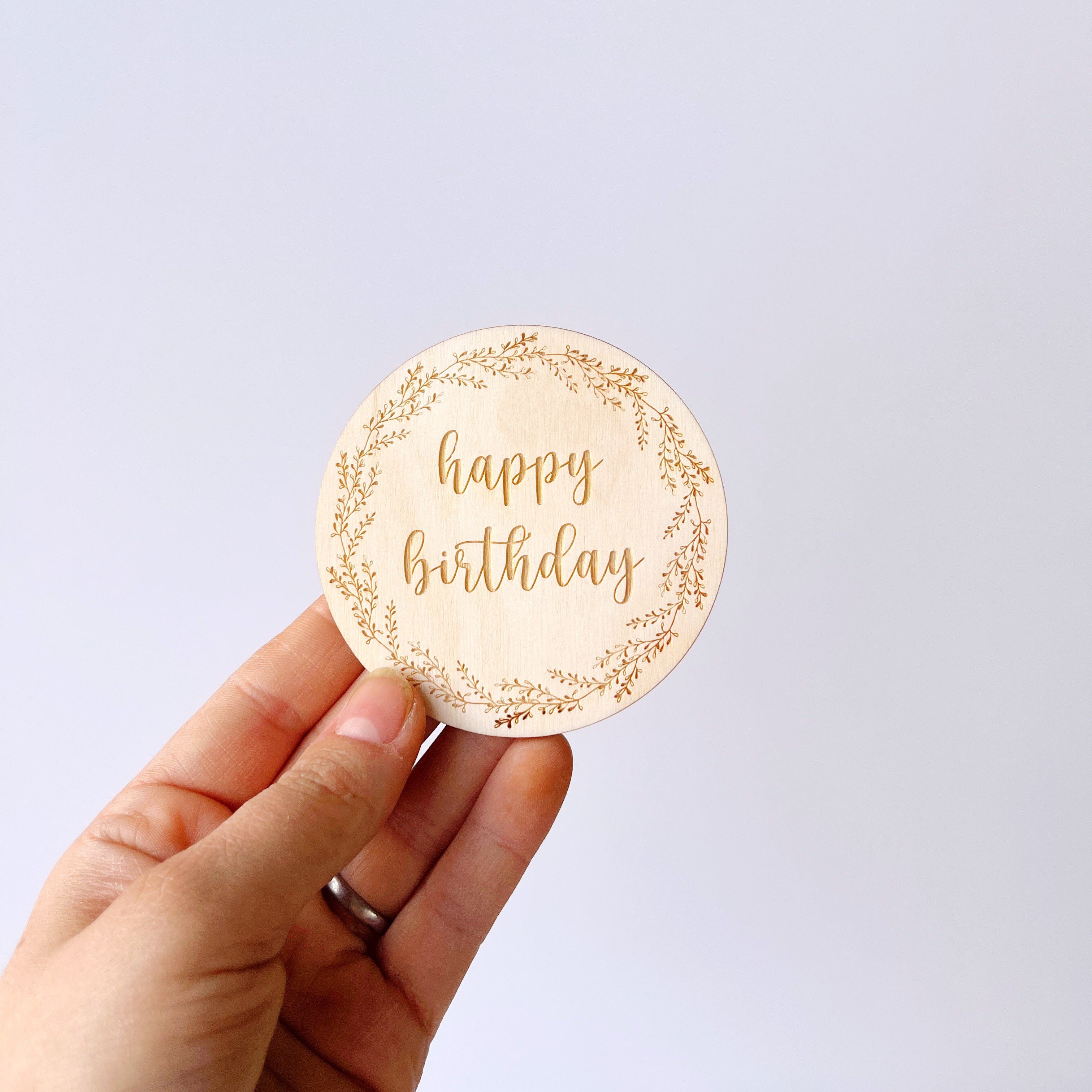 Happy Birthday Schildchen graviert auf Holz