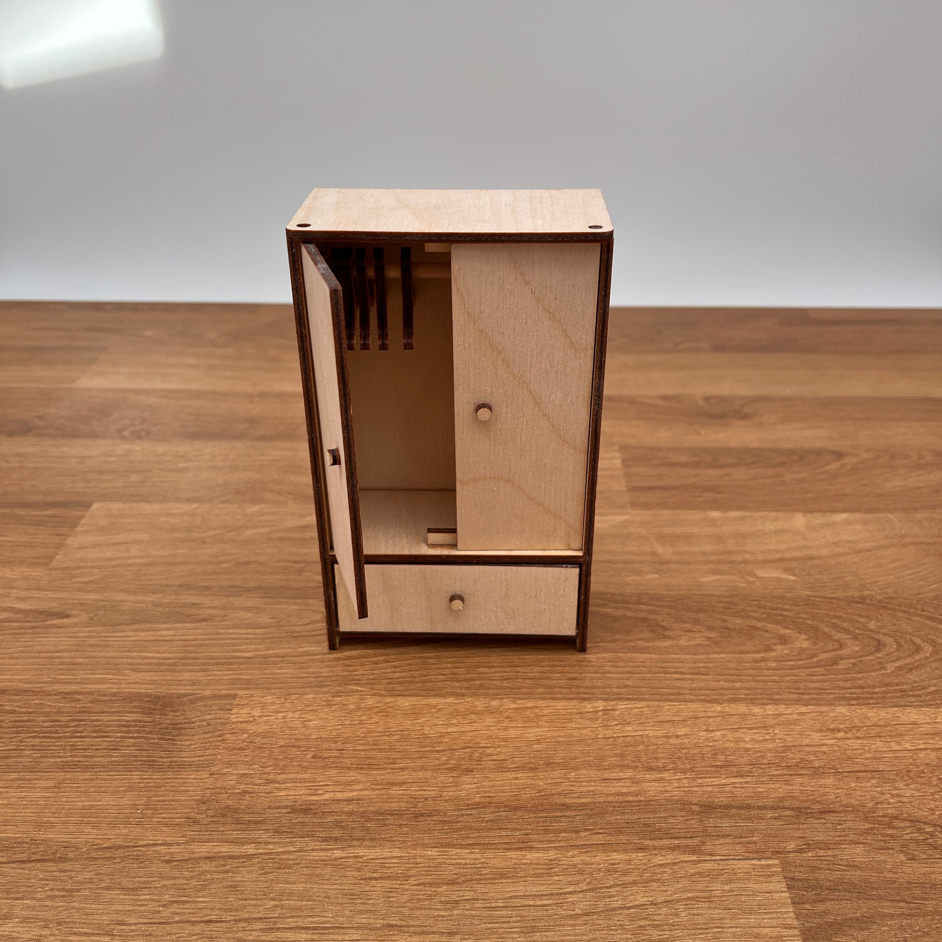 Kleiderschrank fürs Puppenhaus