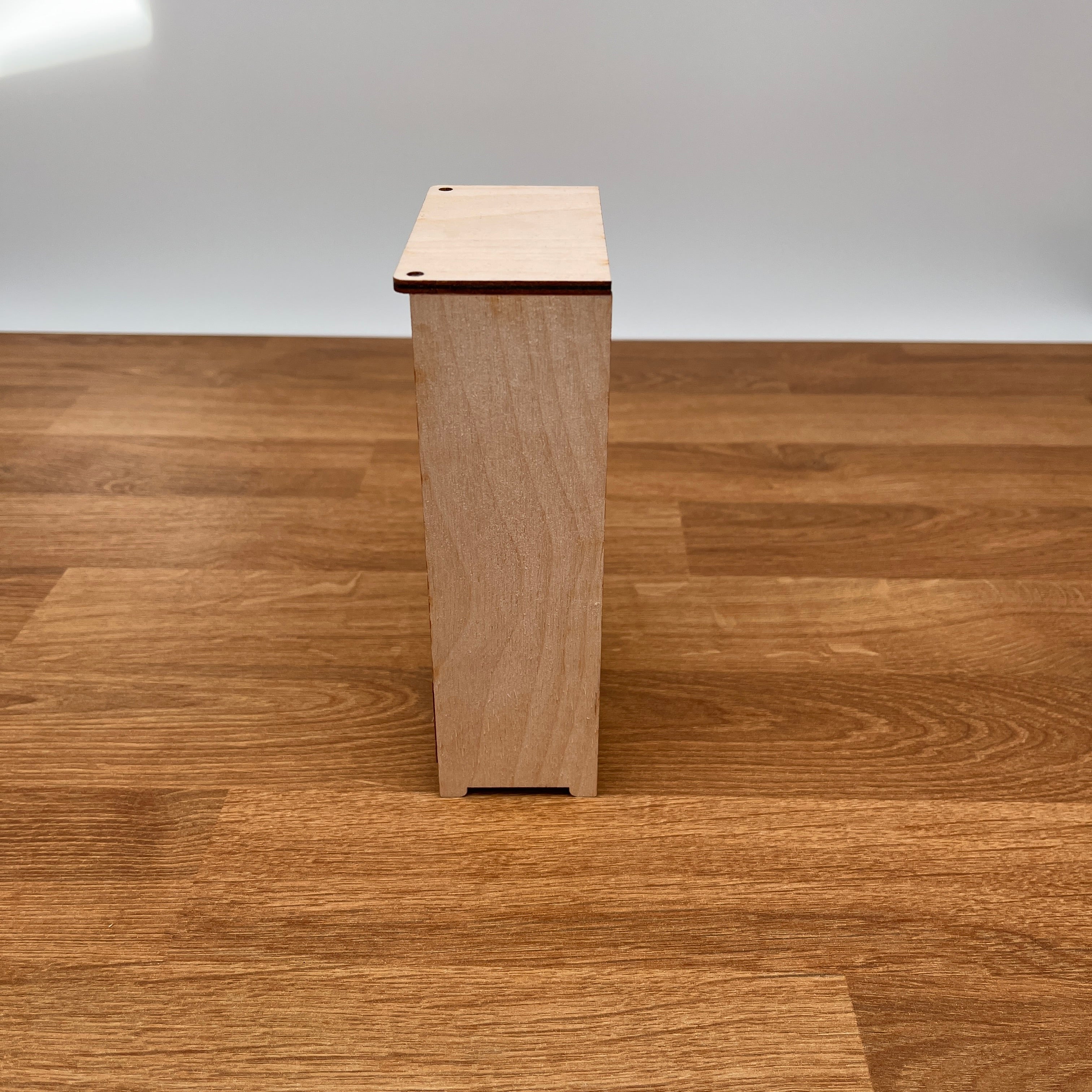 Kleiderschrank fürs Puppenhaus