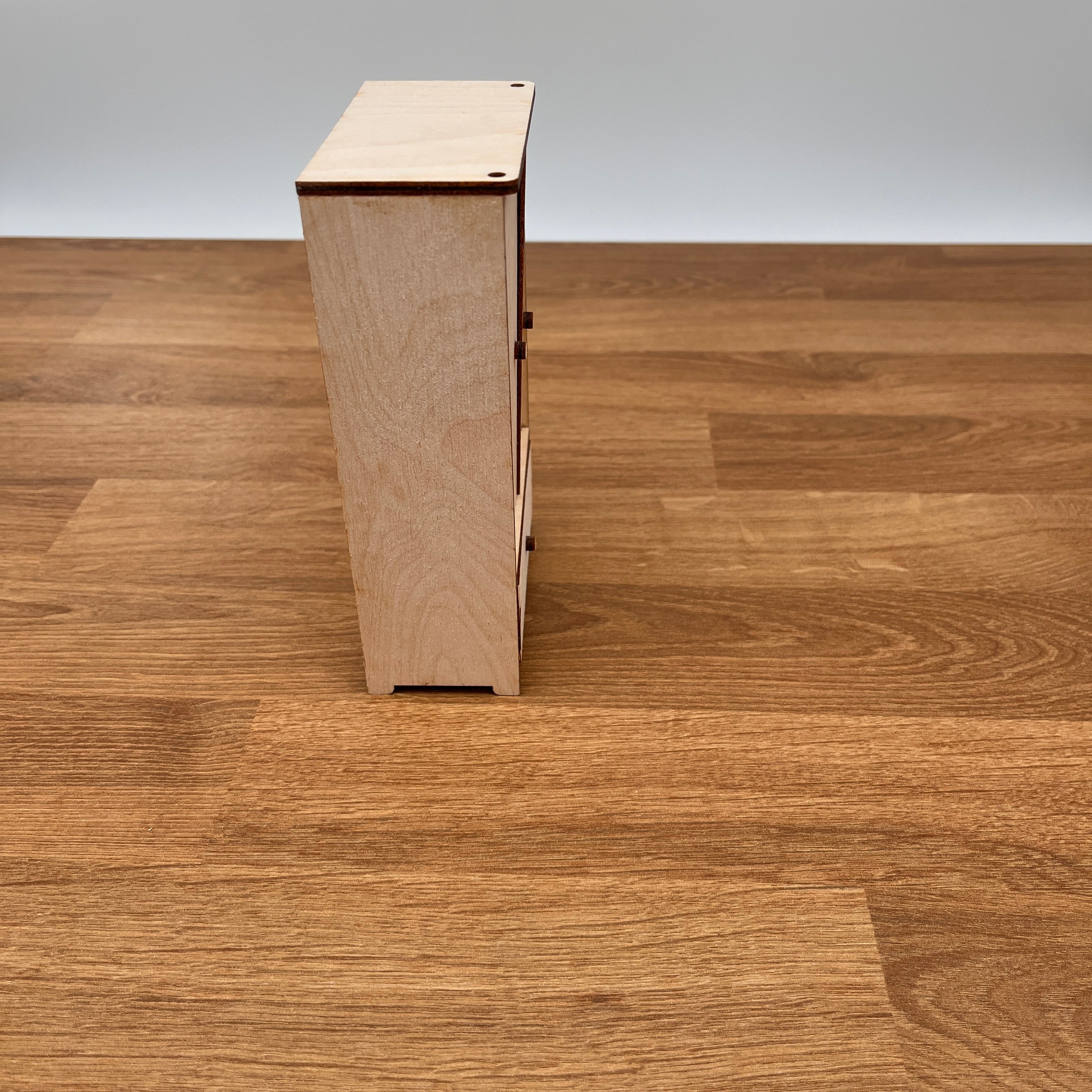 Kleiderschrank fürs Puppenhaus