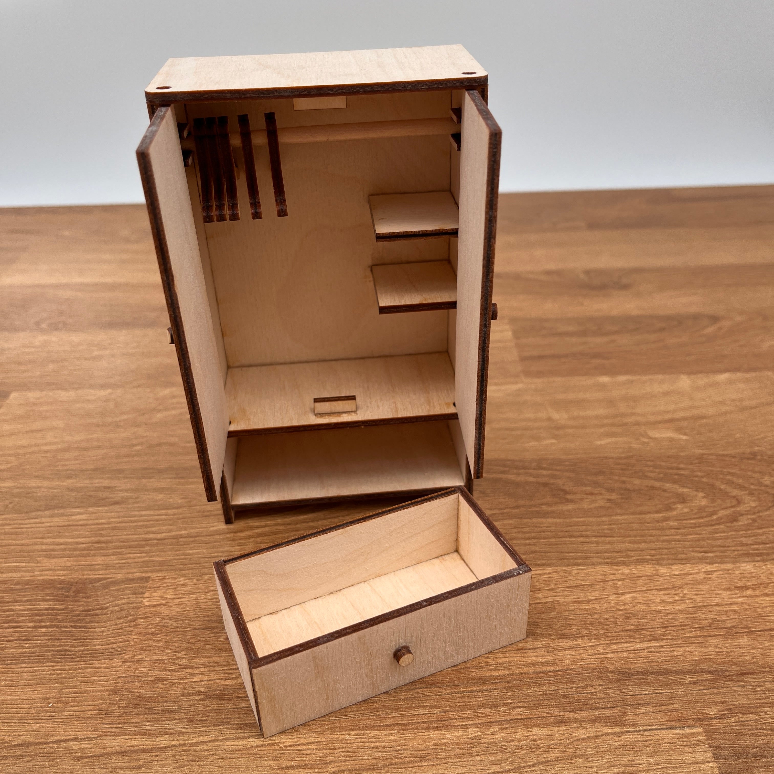 Kleiderschrank fürs Puppenhaus