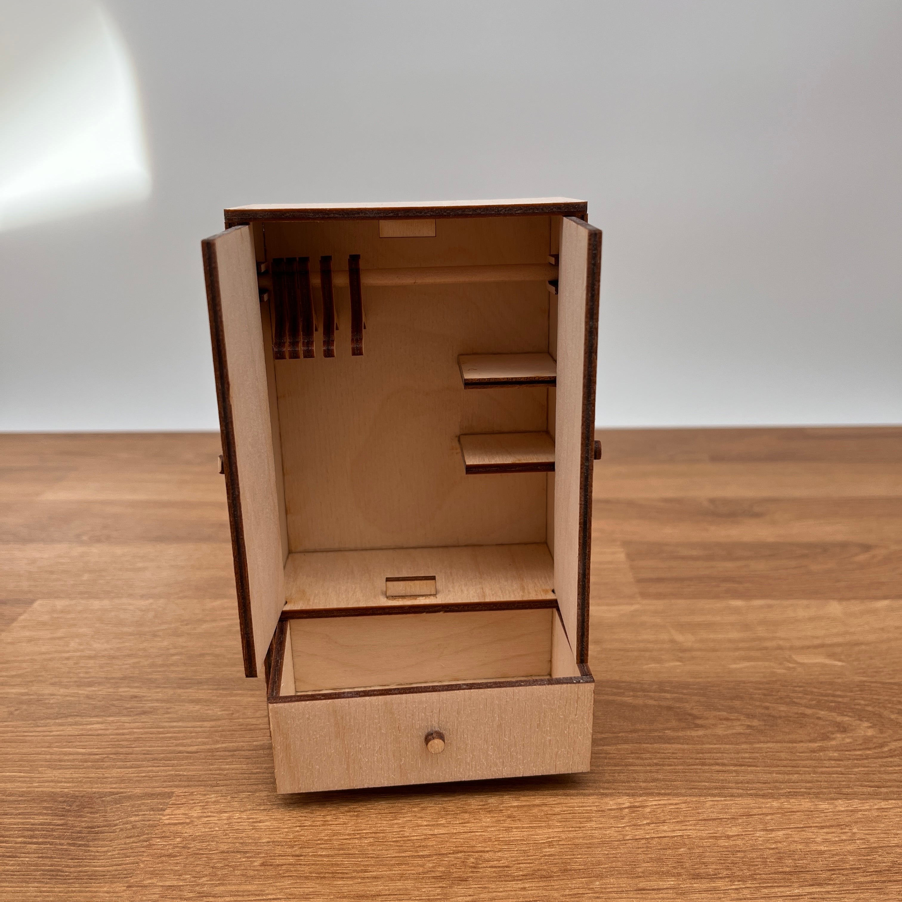 Kleiderschrank fürs Puppenhaus