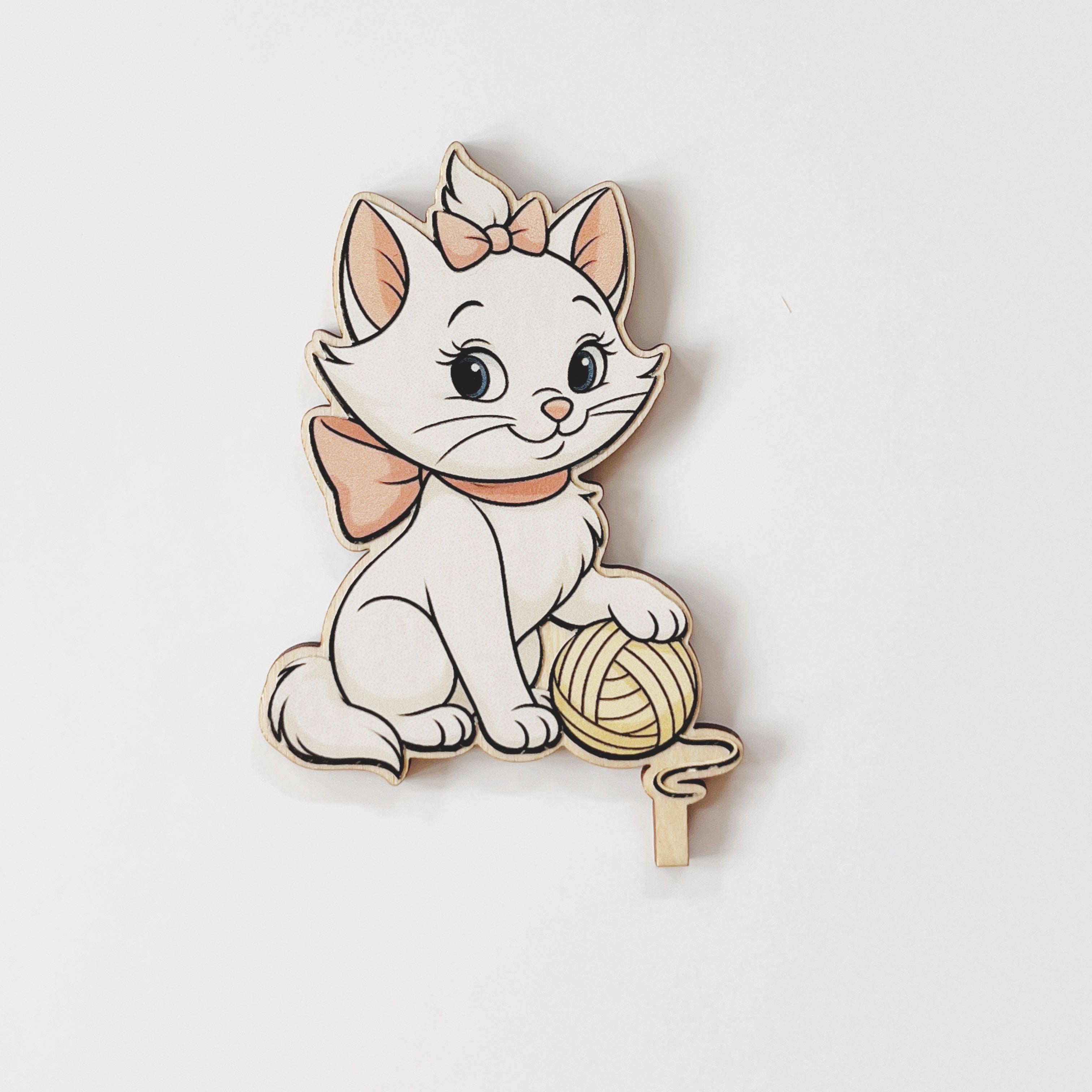 Aristocats inspired Katzen Motivstecker Katze mit gelbem Wollknäuel