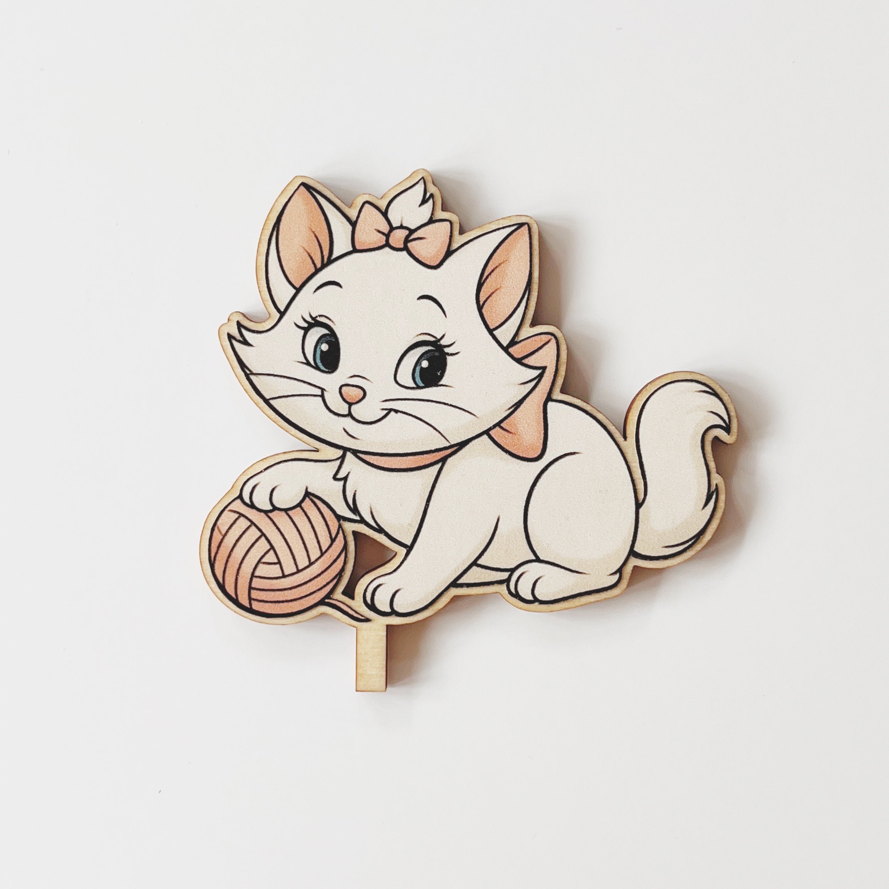 Aristocats inspired Katzen Motivstecker weiße Katze mit rosa Wollknäuel