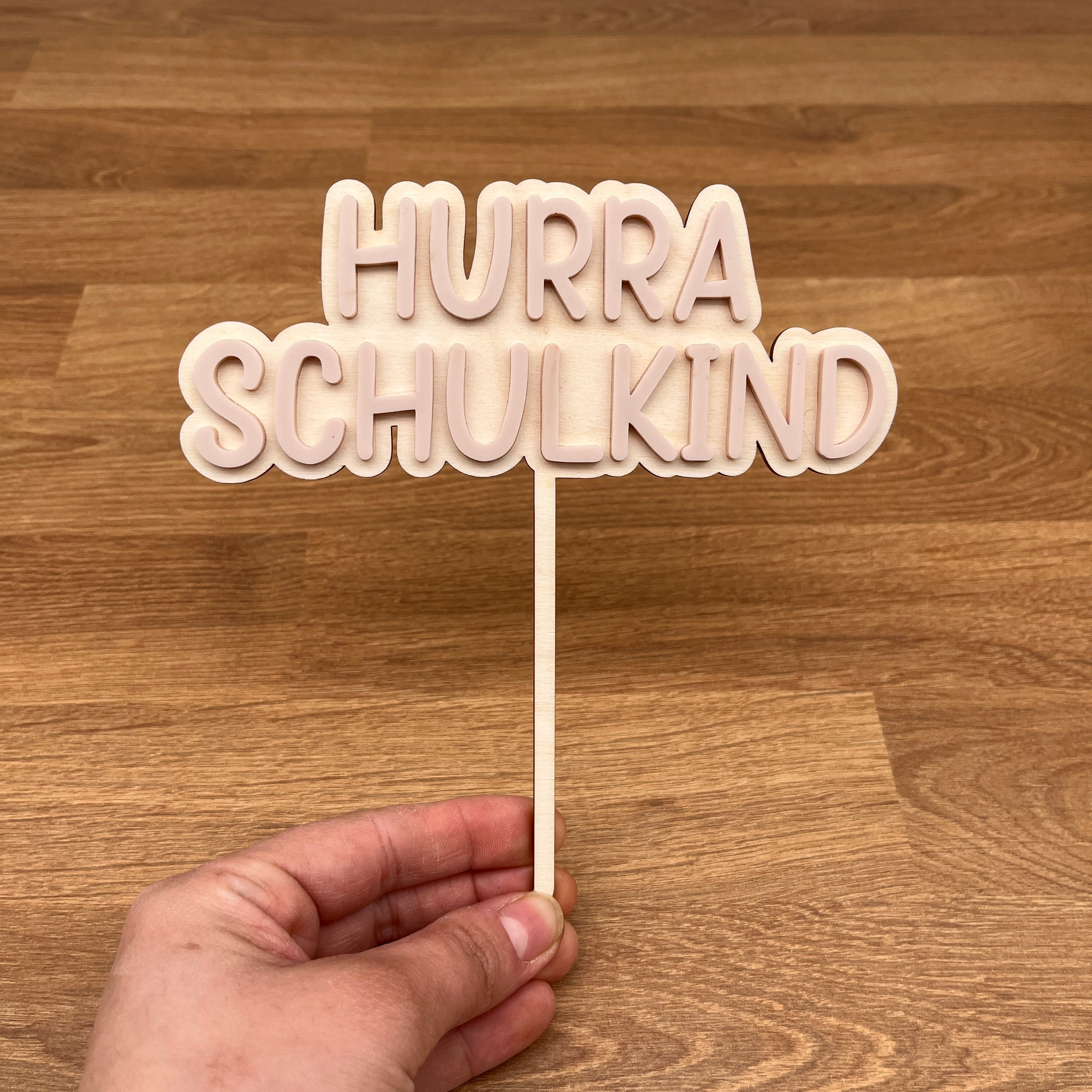 Hurra Schulkind Caketopper puderrosa Acryl auf Holz