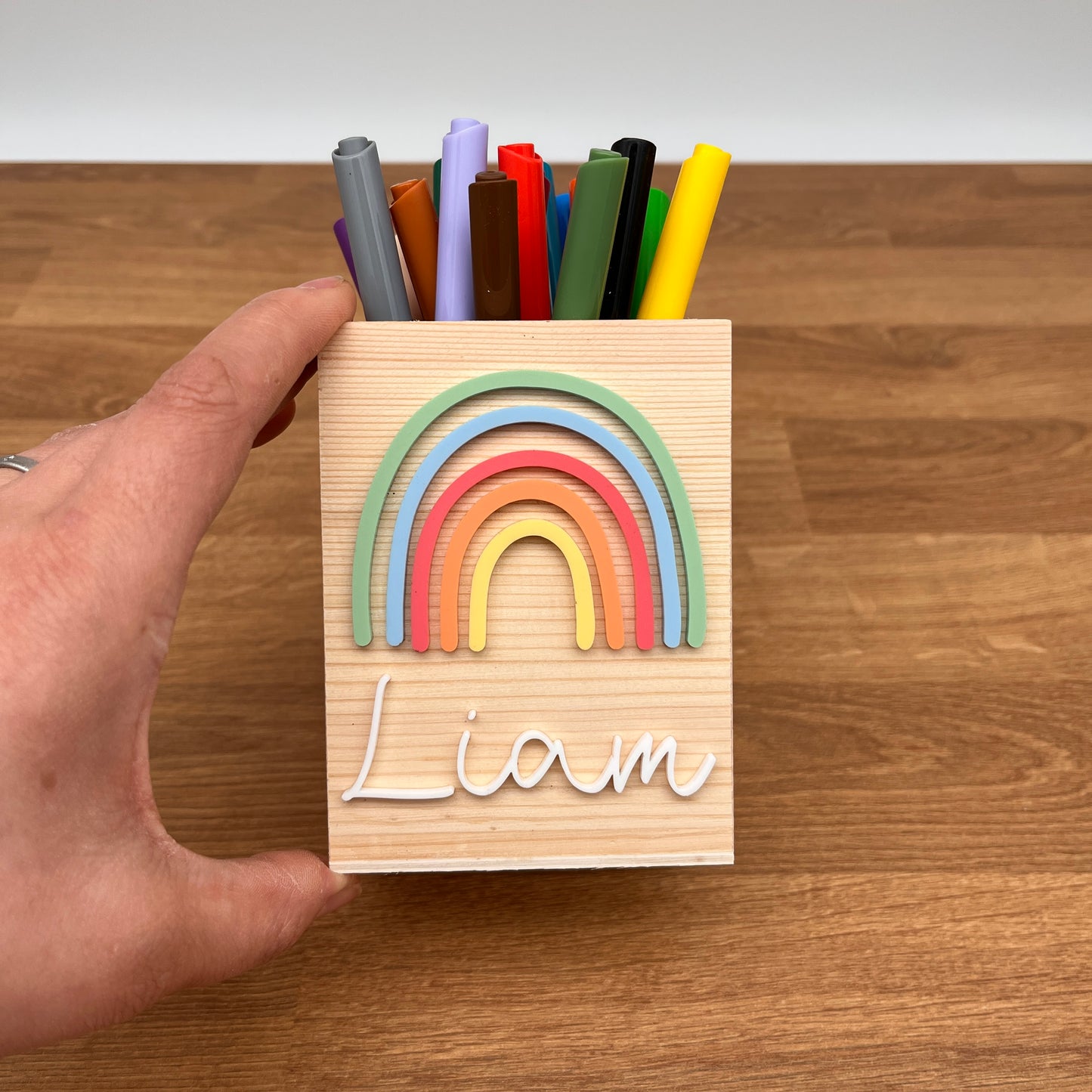 Personalisierter Stiftehalter "bunter Regenbogen" aus Holz/Acryl