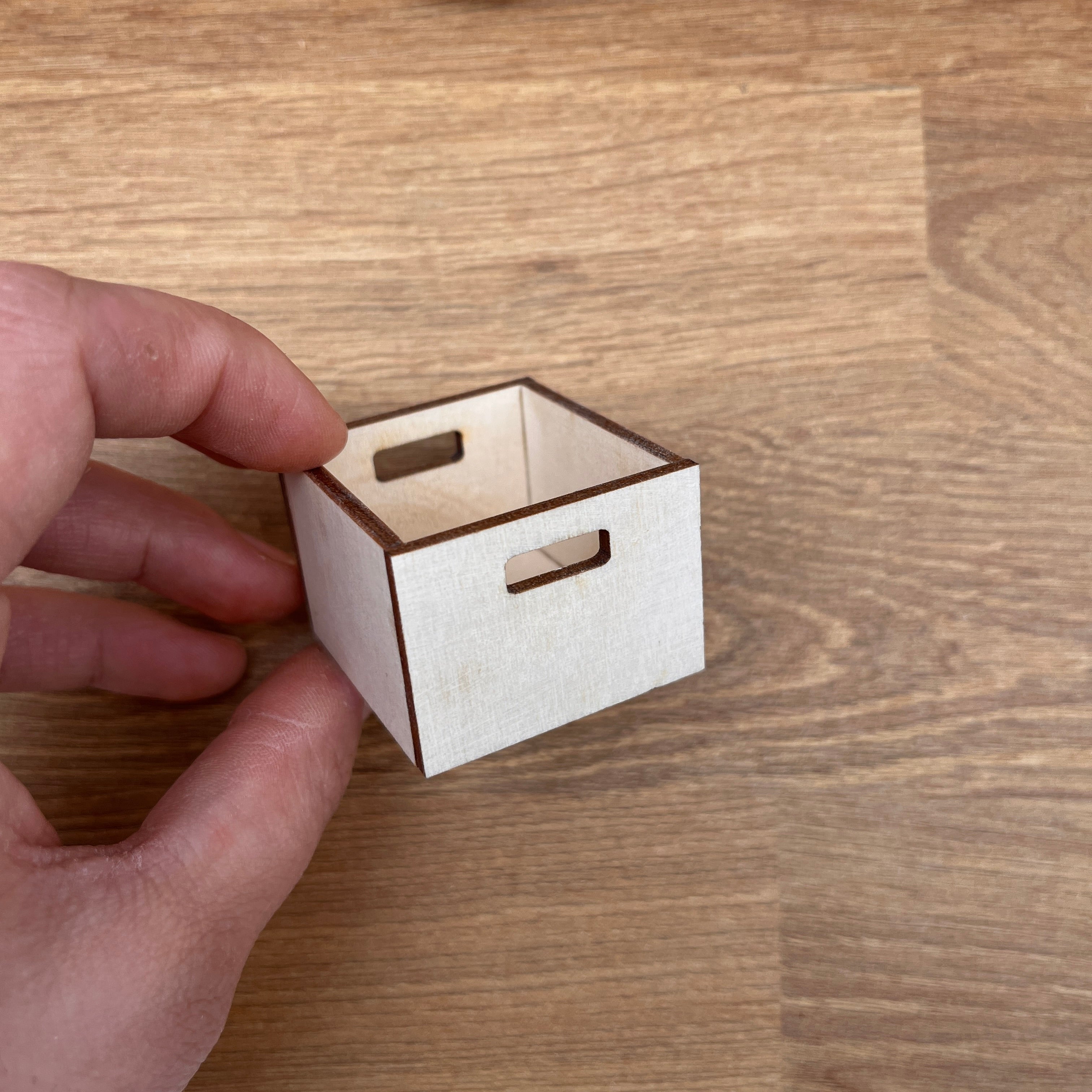 Holzkiste für Puppenhaus