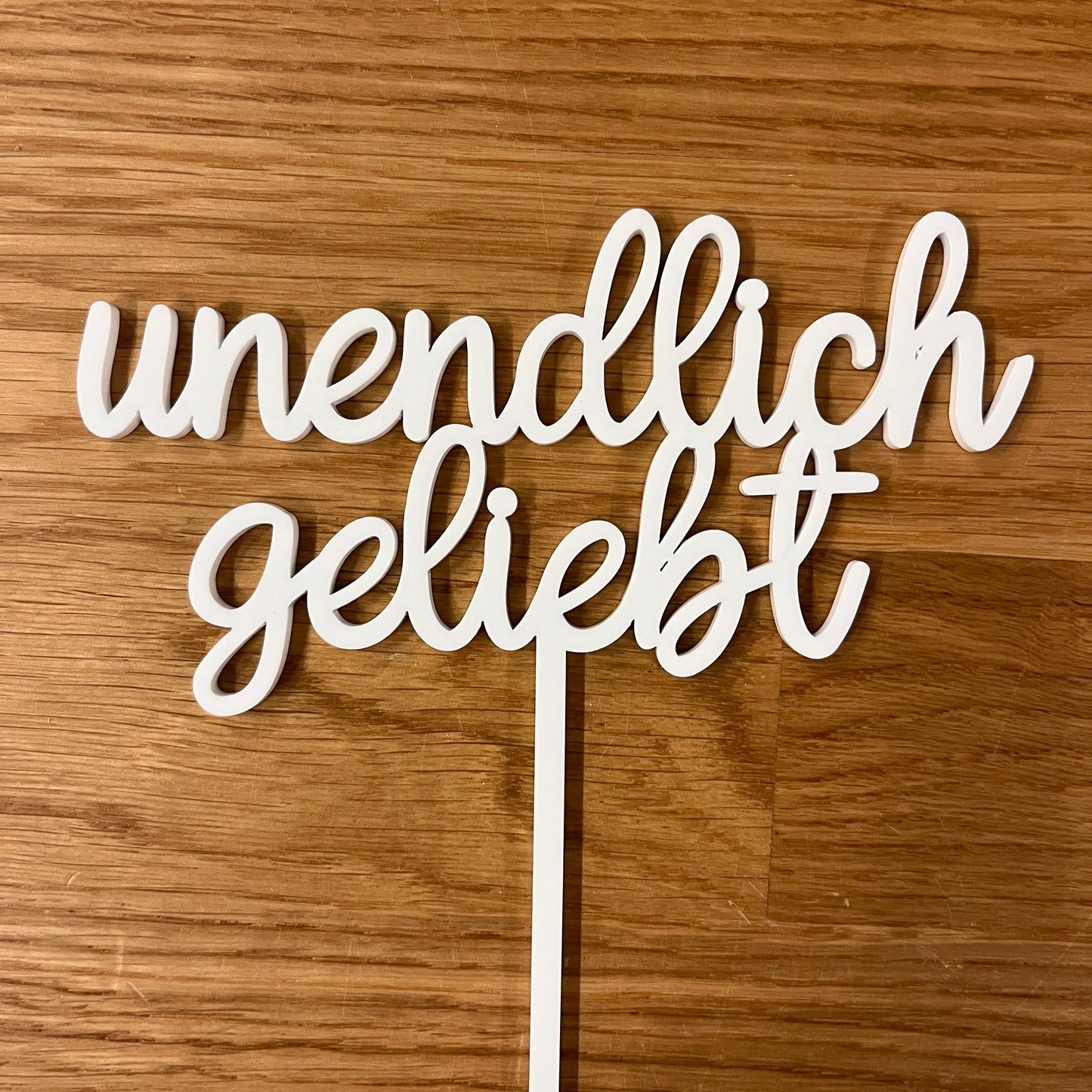 "Unendlich geliebt" aus weißem Acryl