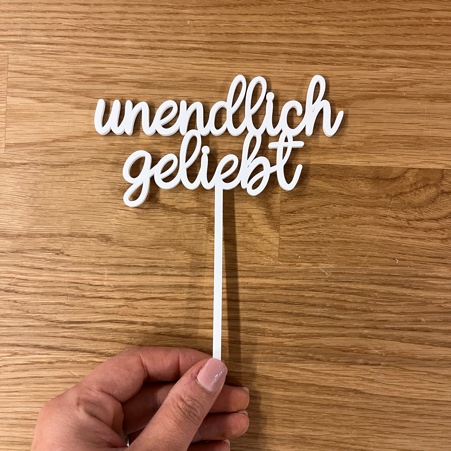 "Unendlich geliebt" aus weißem Acryl