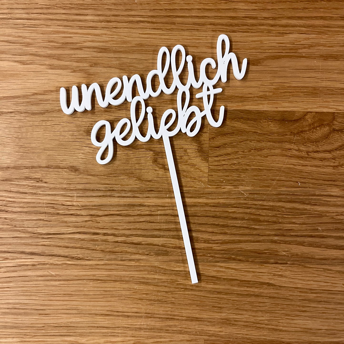 "Unendlich geliebt" aus weißem Acryl