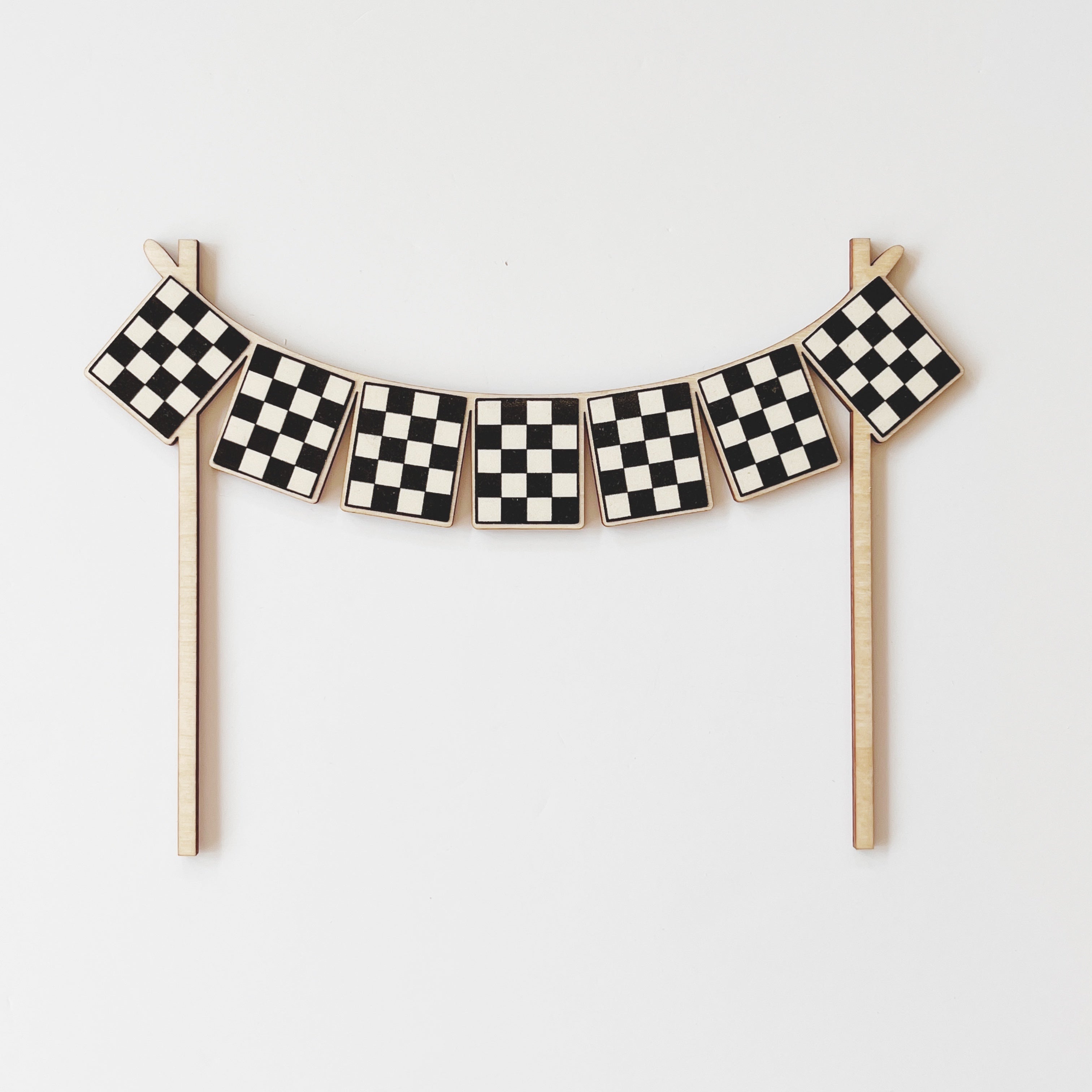 Wimpelkette mit schwarz-weiß karierten Wimpeln