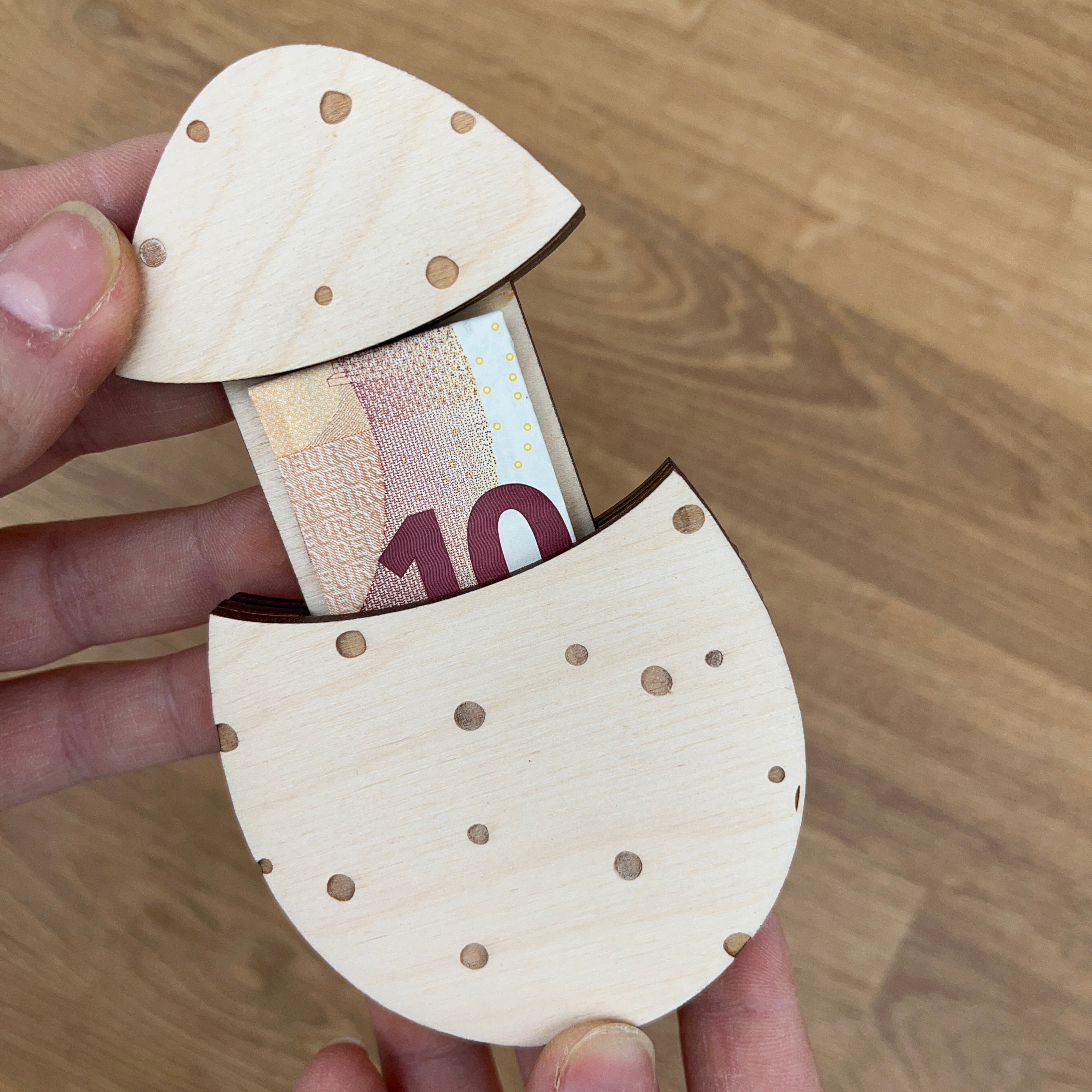 Geldgeschenk Ei mit Punkten