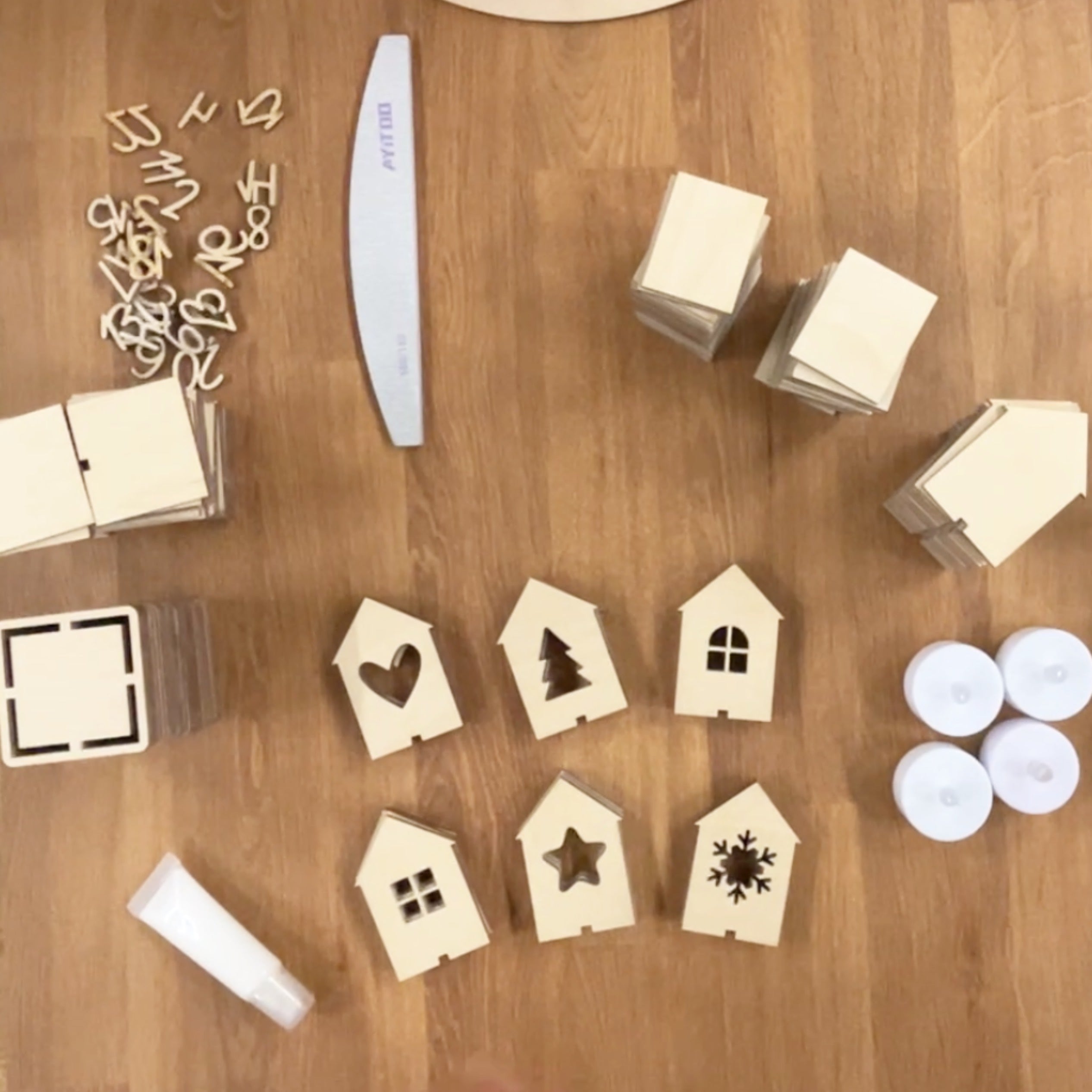 Adventskalender Häuschen, Adventskalender aus Holz, Weihnachtsgeschenk