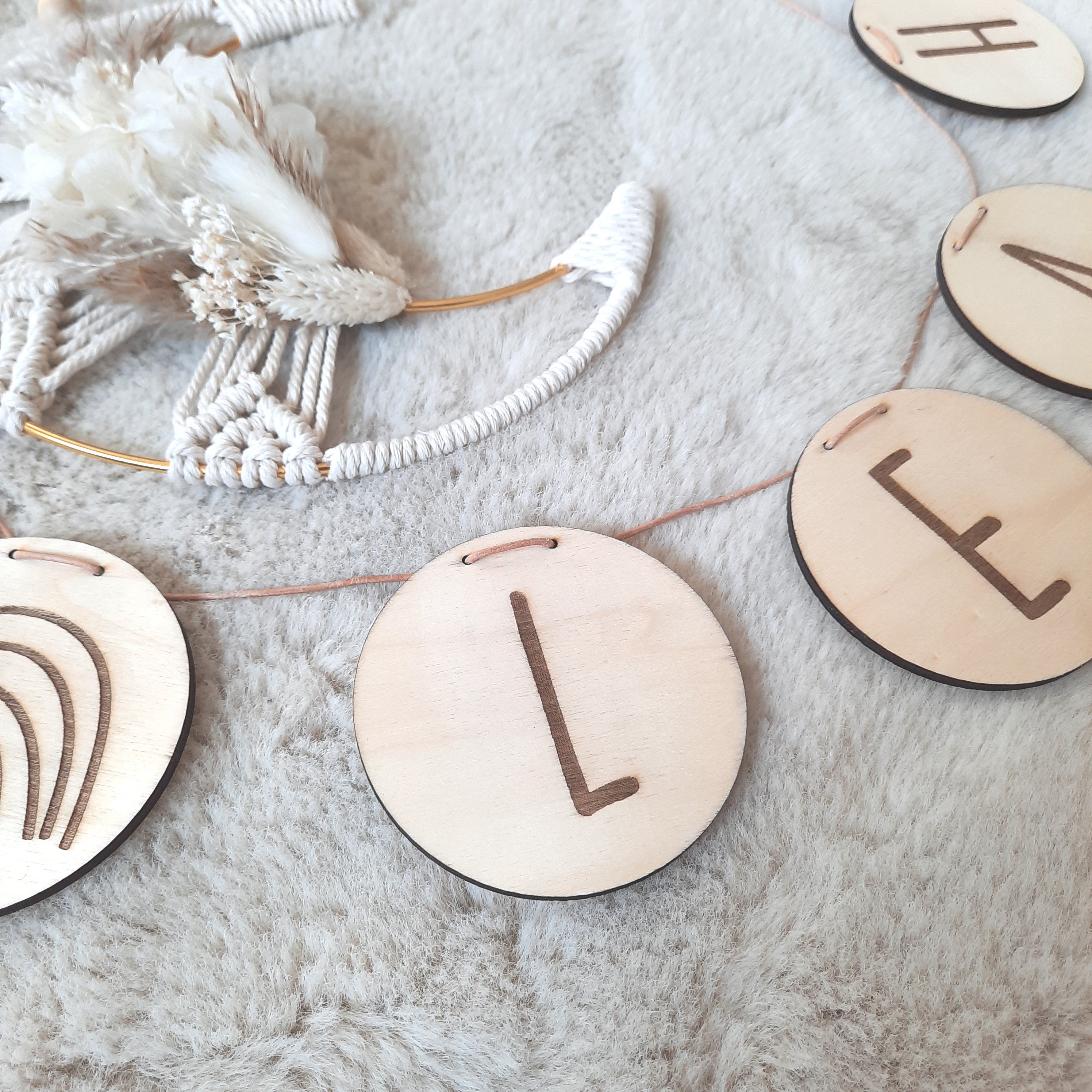 Namensgirlande aus Holz, Holzgirlande, Girlande mit Holzscheiben, Geburtstagsdeko, Kinderzimmerdeko