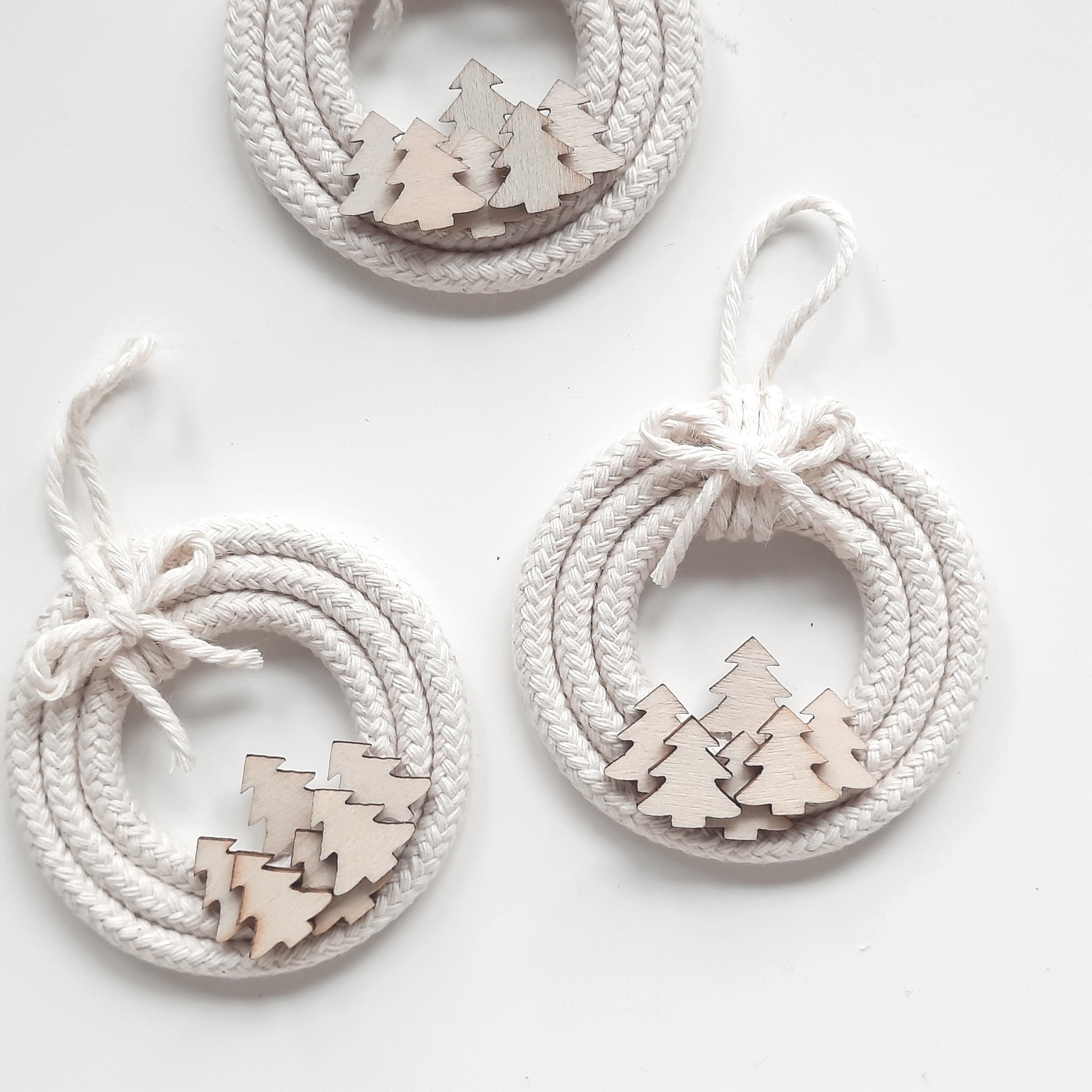 DIY Mini Kränze, Kranz mit Tannenbäumchen, Do it yourself Christbaumschmuck, Weihnachtsdeko selber machen