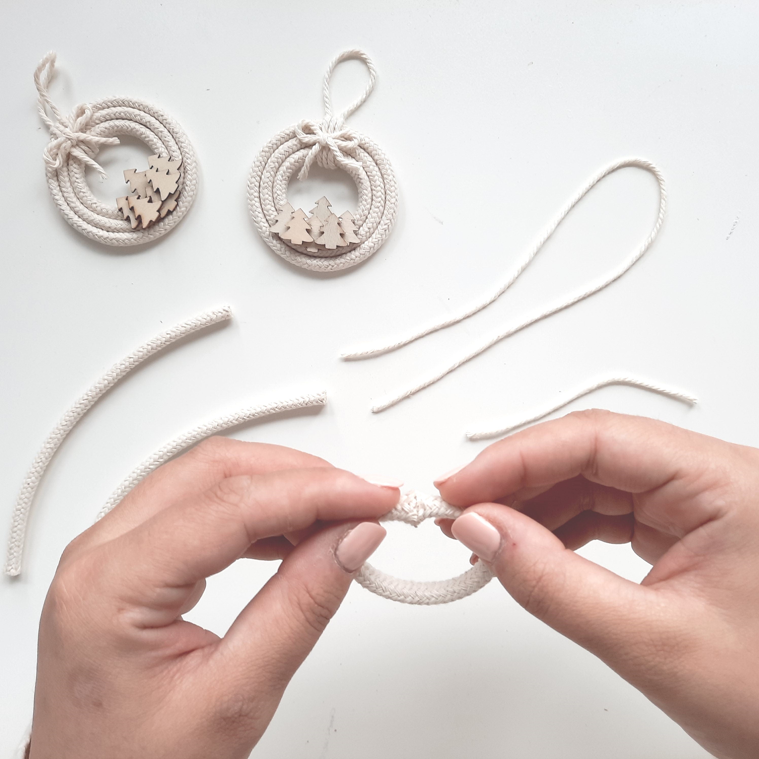 DIY Mini Kränze, Kranz mit Tannenbäumchen, Do it yourself Christbaumschmuck, Weihnachtsdeko selber machen