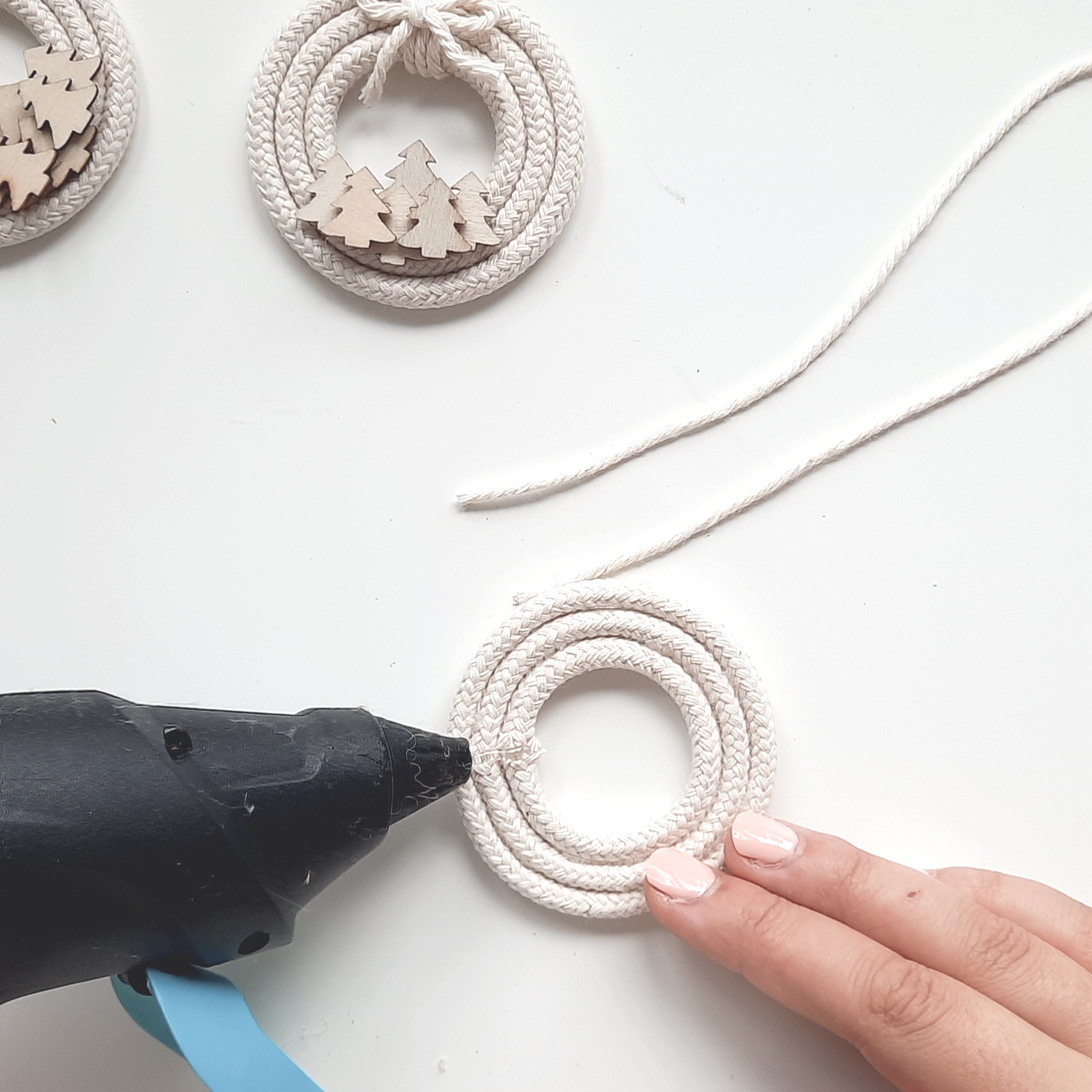 DIY Mini Kränze, Kranz mit Tannenbäumchen, Do it yourself Christbaumschmuck, Weihnachtsdeko selber machen