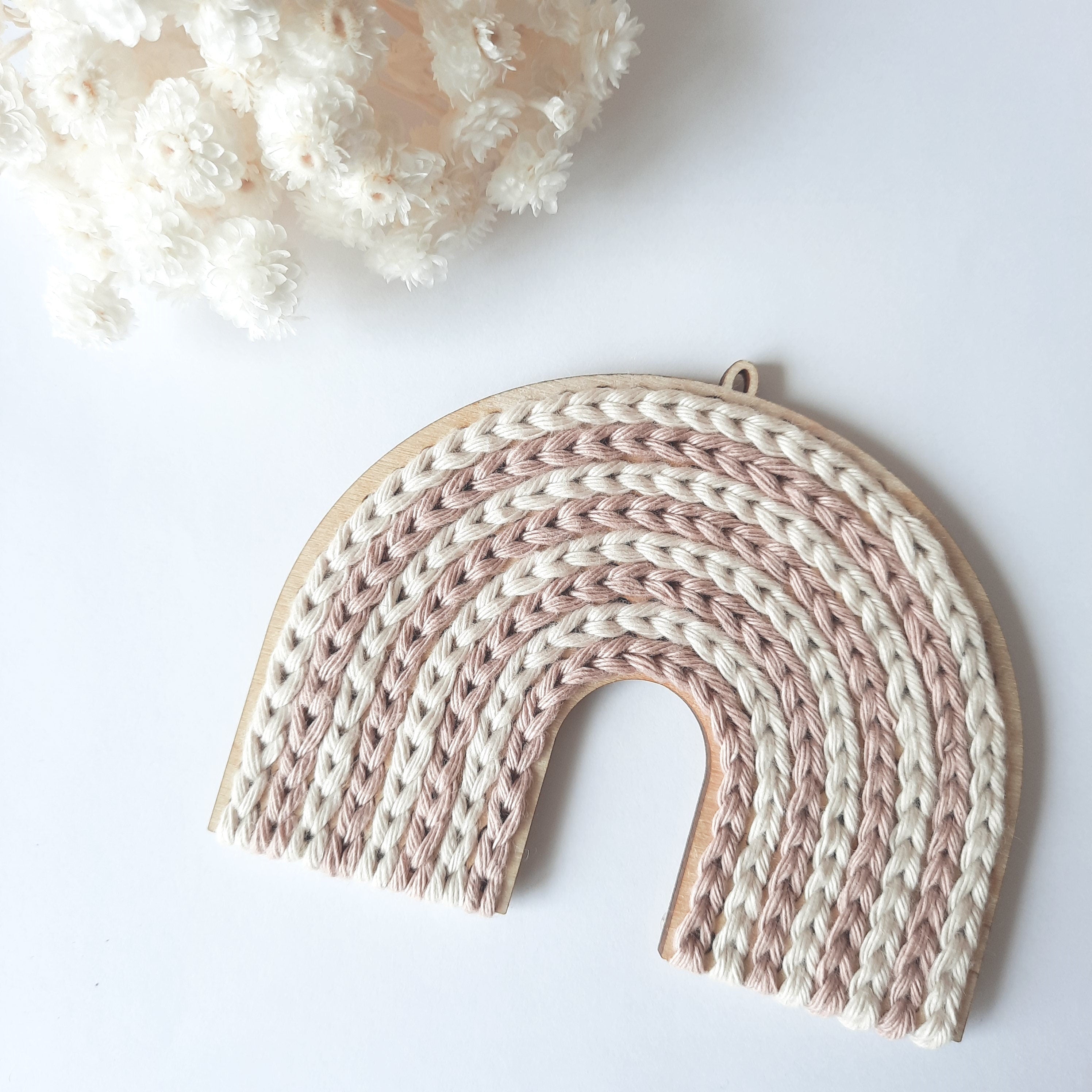 Holzregenbogen gehäkelt, Regenbogen aus Holz und Wolle, Regenbogen Holzrohling