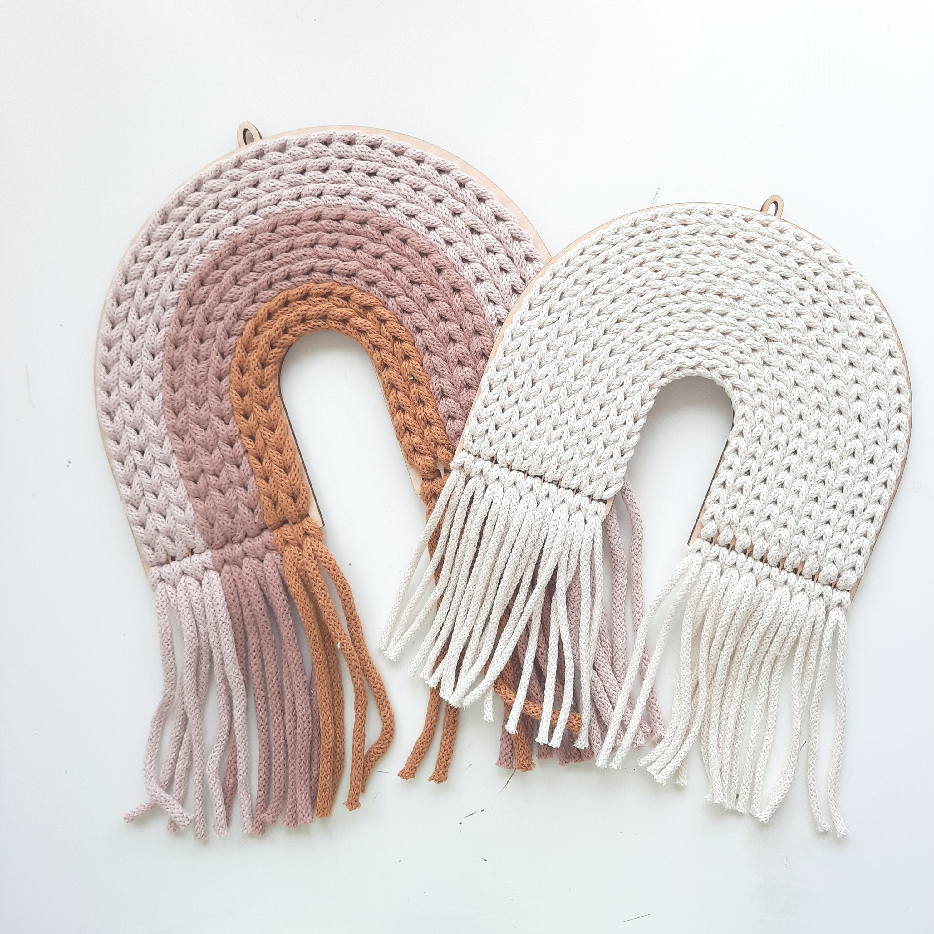 Holzregenbogen gehäkelt, Regenbogen aus Holz und Wolle, Regenbogen Holzrohling