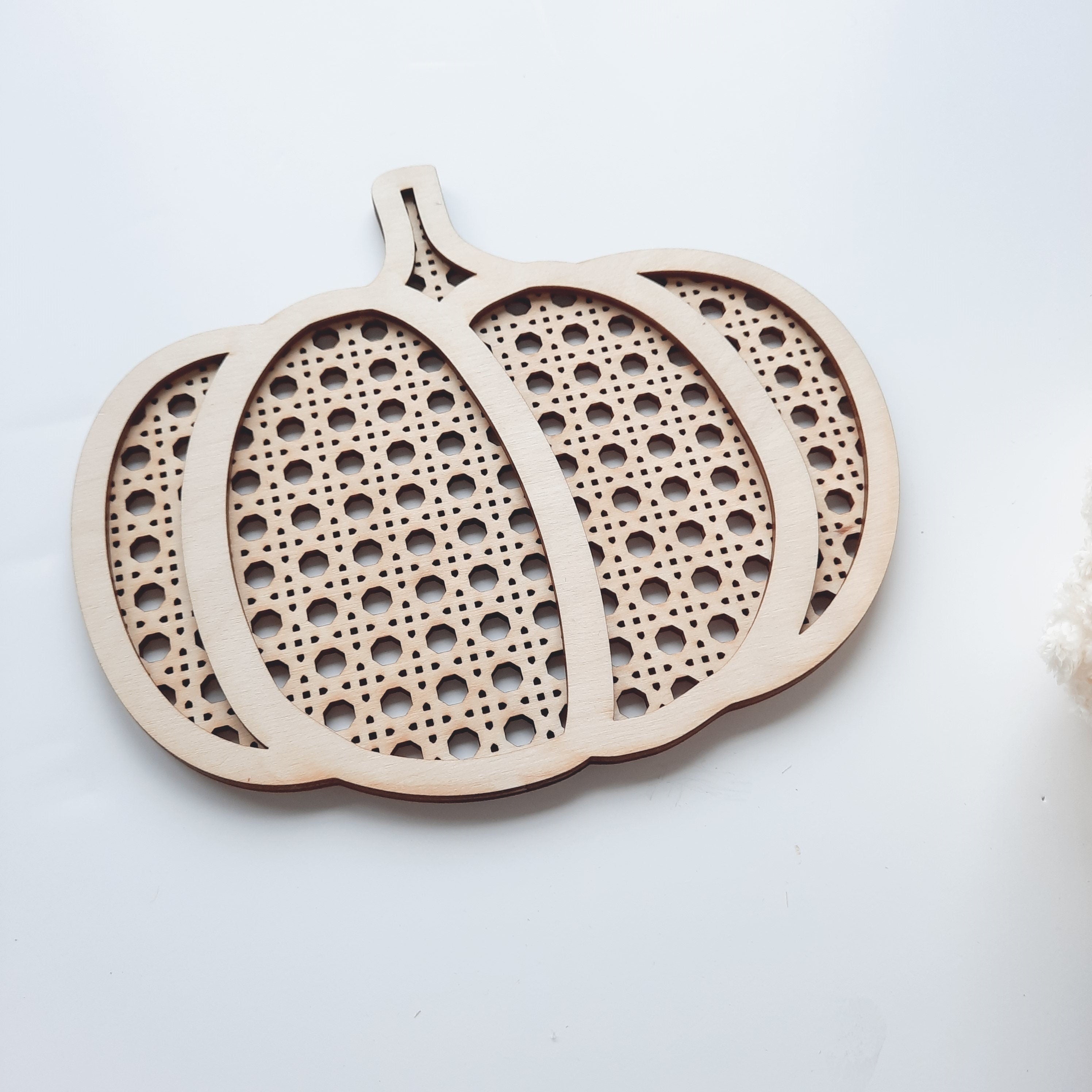 Kürbis aus Wiener Korbgeflecht Optik, Kürbis aus Holz, Kürbis Herbstdekoration