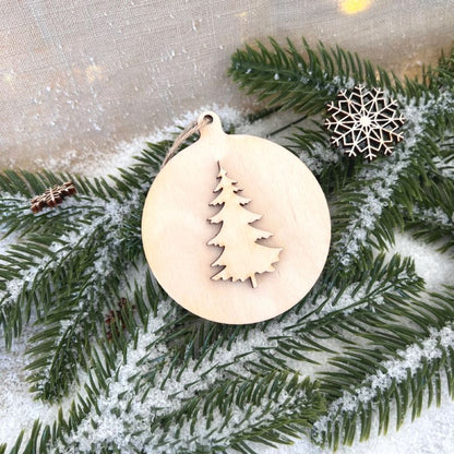 Christbaumkugel aus Holz mit Tannenbaum Motiv