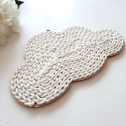 DIY Wolke aus Holz gehaekelt