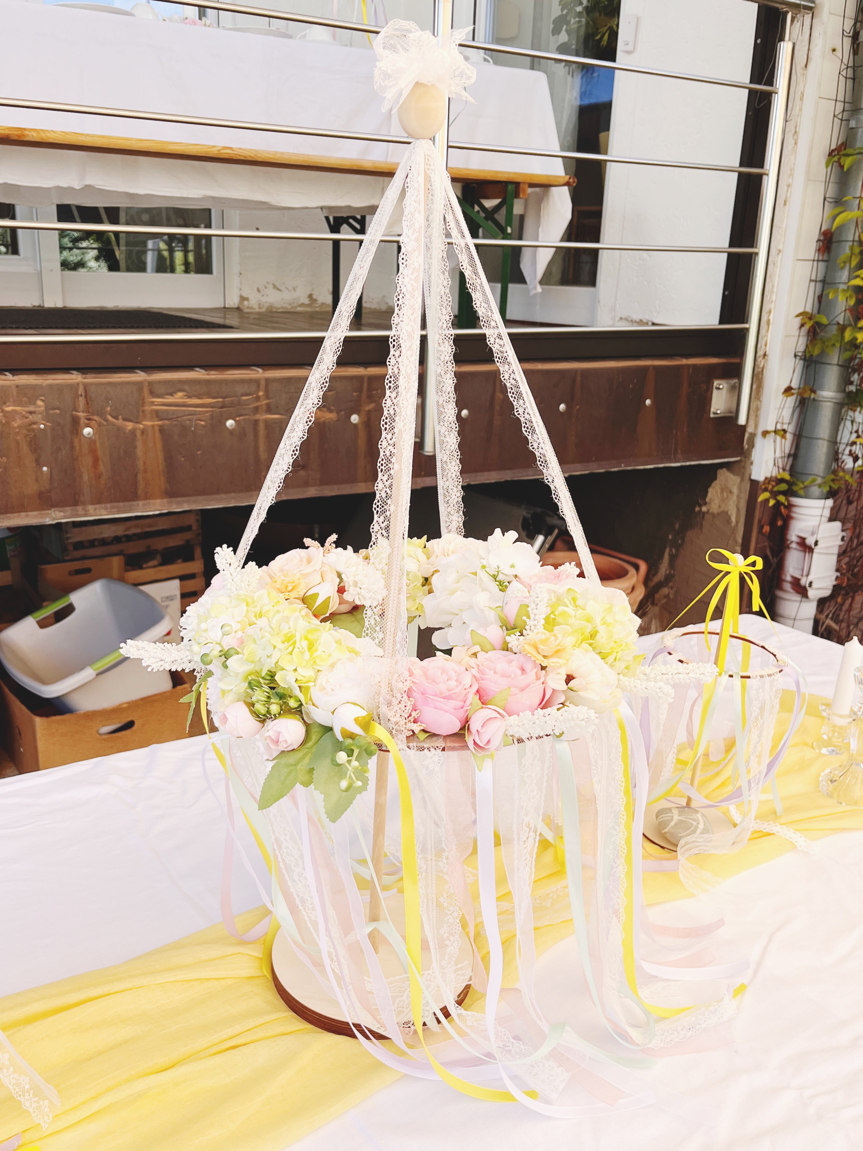 Großer Blumenkranz mit Halterung