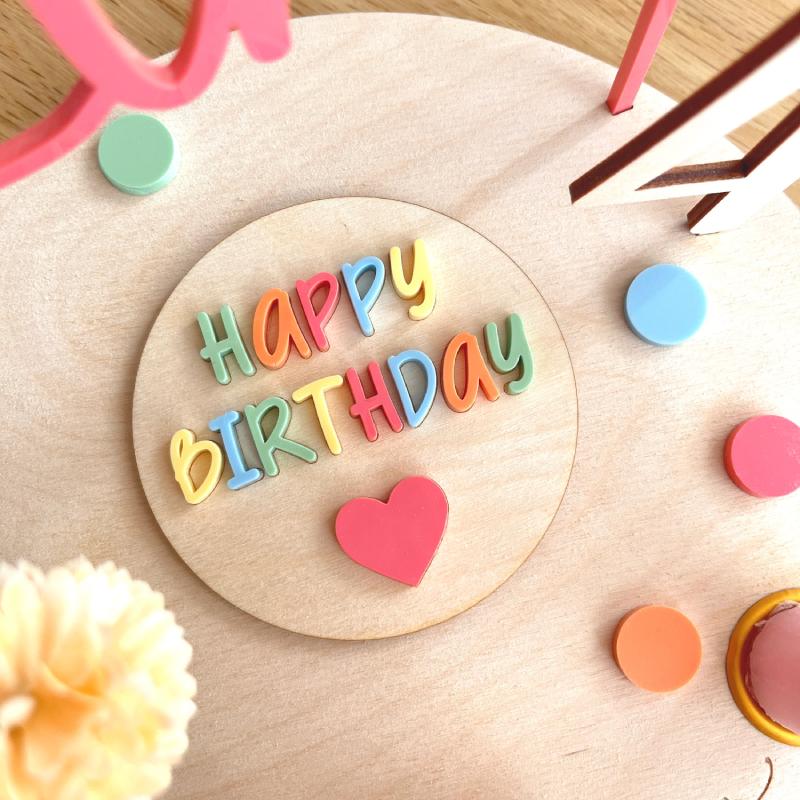 Happy Birthday Schild mit bunten Acrylbuchstaben