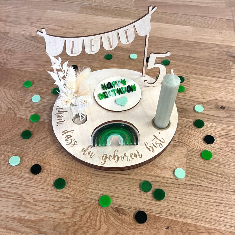 Personalisierter Geburtstagsteller in grün mit Kerze und Vase