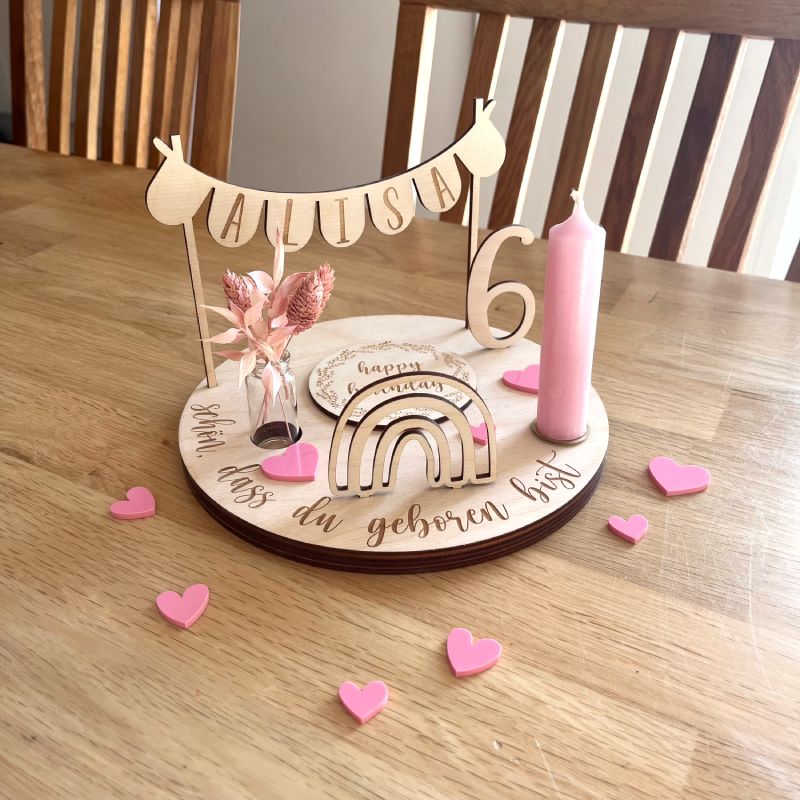 Personalisierter Geburtstagsteller mit Kerze und rosa Herzen