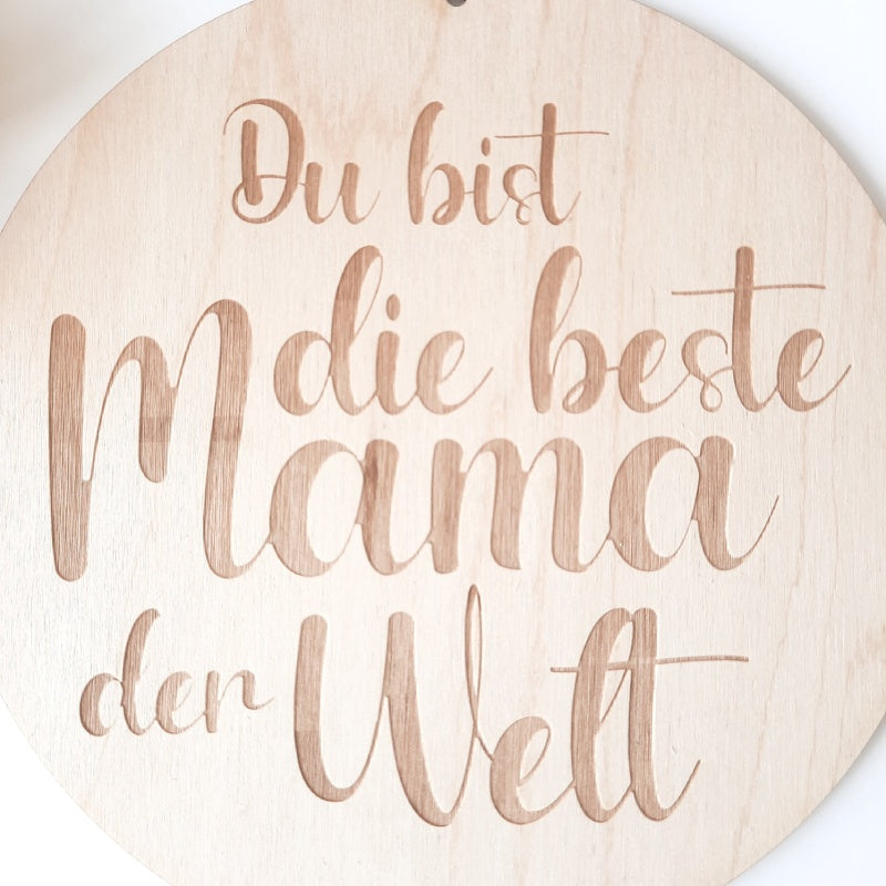 Holzschild mit graviertem Text