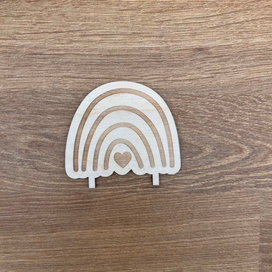Motivstecker Regenbogen aus Holz graviert mit Herzchen