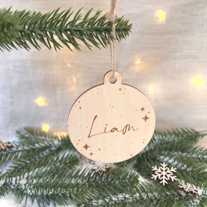 personalisierte Weihnachtskugel aus Holz mit Namen