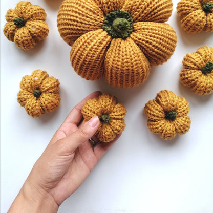 Kürbisse gestrickt Wohndekor Herbst Kürbis Deko Pumpkin decoration autumn fall knitted pumpkins