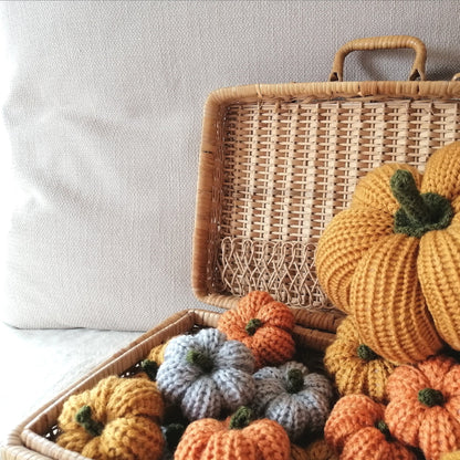 Kürbisse gestrickt Wohndekor Herbst Kürbis Deko Pumpkin decoration autumn fall knitted pumpkins