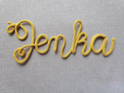 Textiler personalisierter Schriftzug aus Draht und Wolle, hello, Strickwort, Wanddeko, Namensschild Kinderzimmer, Türschild Baby, Drahtwort