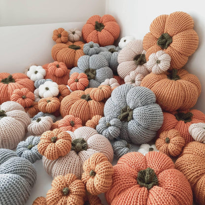 Kürbisse gestrickt Wohndekor Herbst Kürbis Deko Pumpkin decoration autumn fall knitted pumpkins