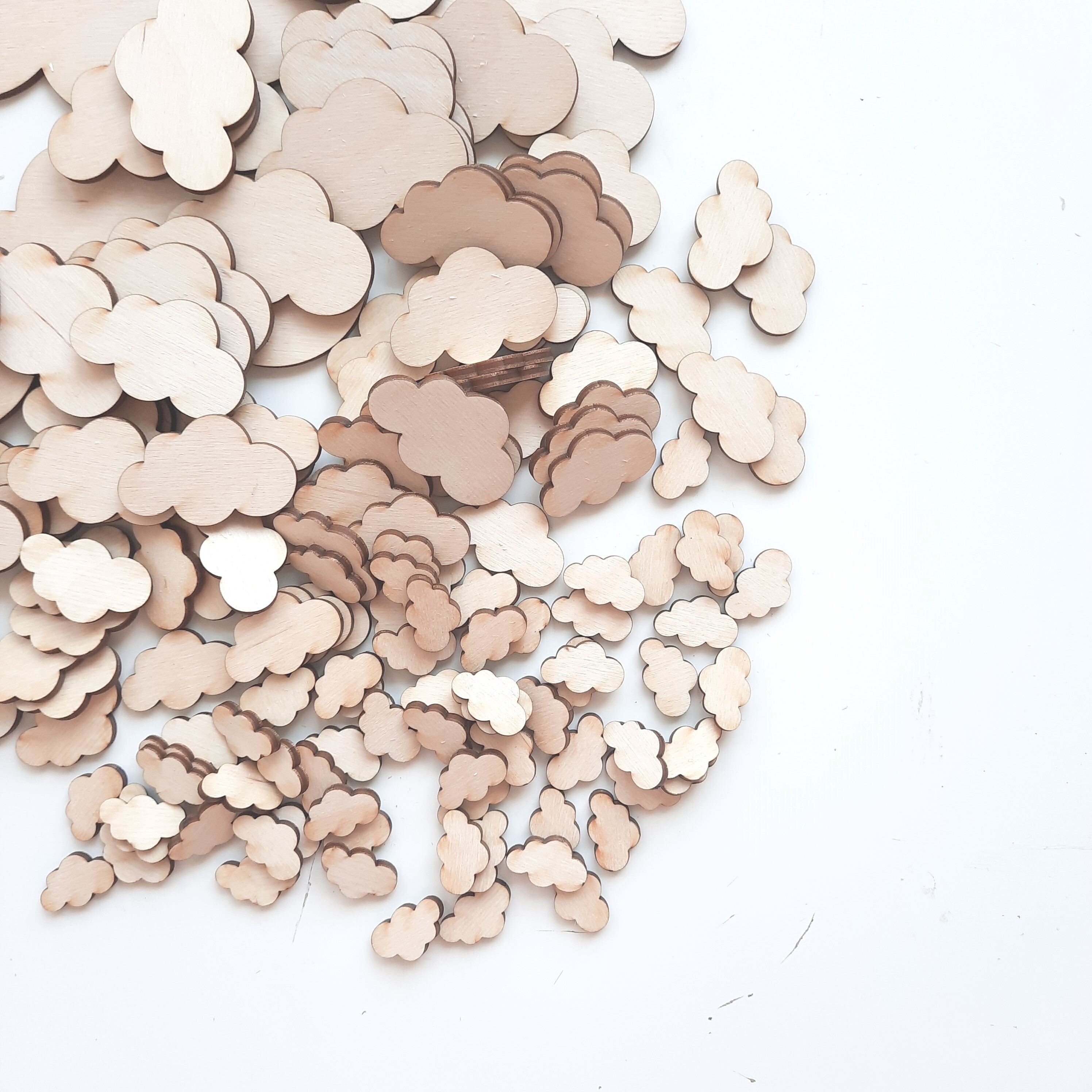 Streudeko Wolken, Wolken aus Holz, Tischdekoration, Tischdeko Geburtstag, Geschenkdekoration