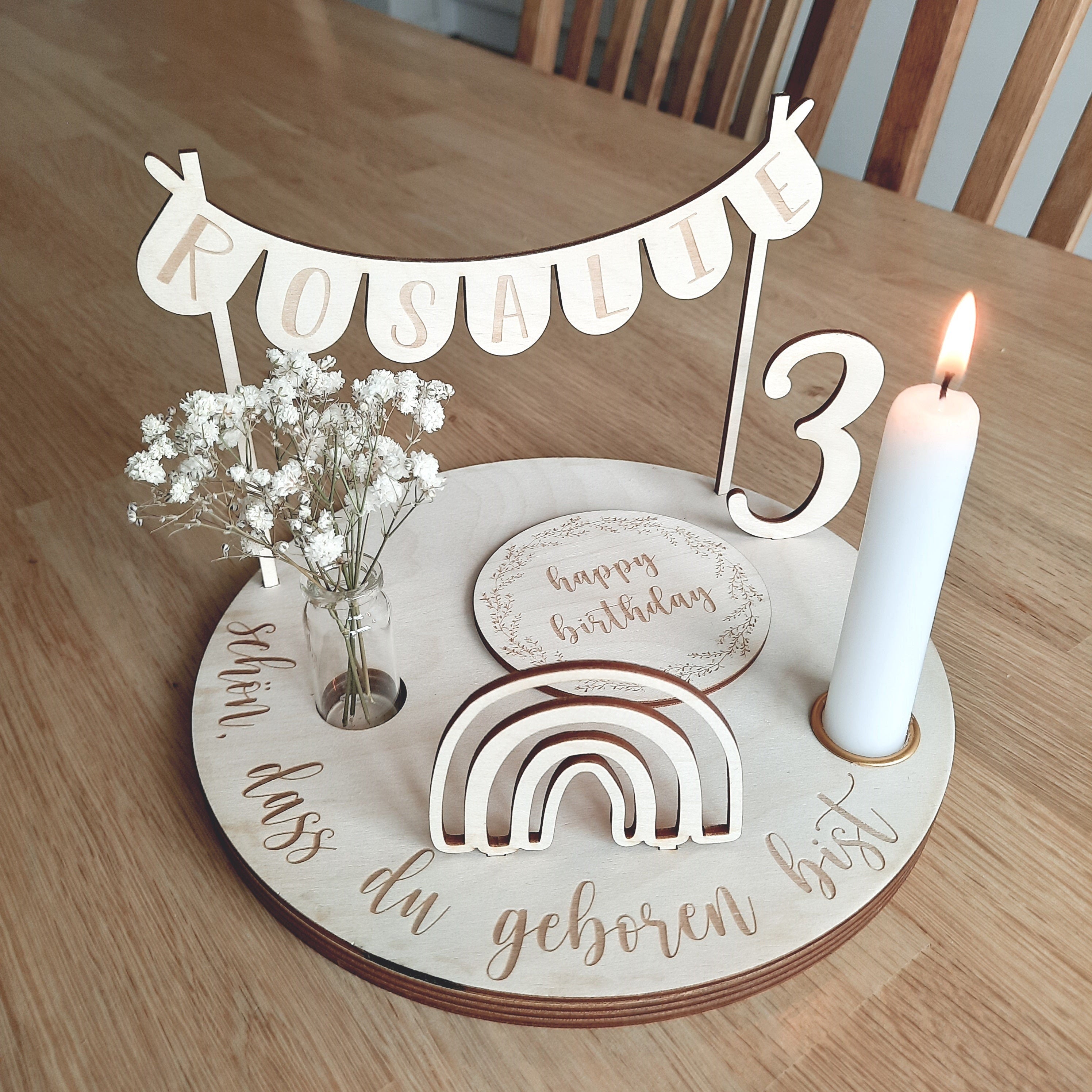 Wimpelkette bunt aus Acrylglas und Holz für Personalisierten Geburtstagsteller mit Vase und Kerze, Kerzenplatte, Geburtstagskranz