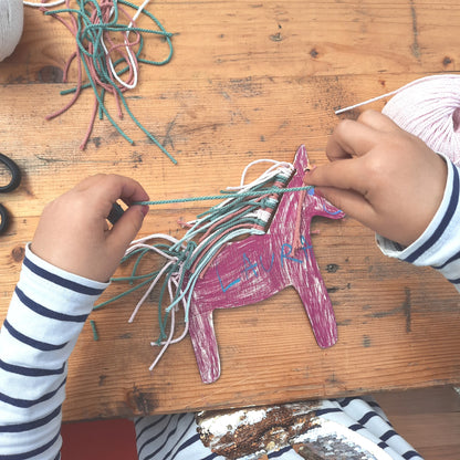 Kindergeburtstag Bastelangebot Pferde, Pferde zum Knüpfen Idee Kindergeburtstag, Basteln für Kinder Pferde