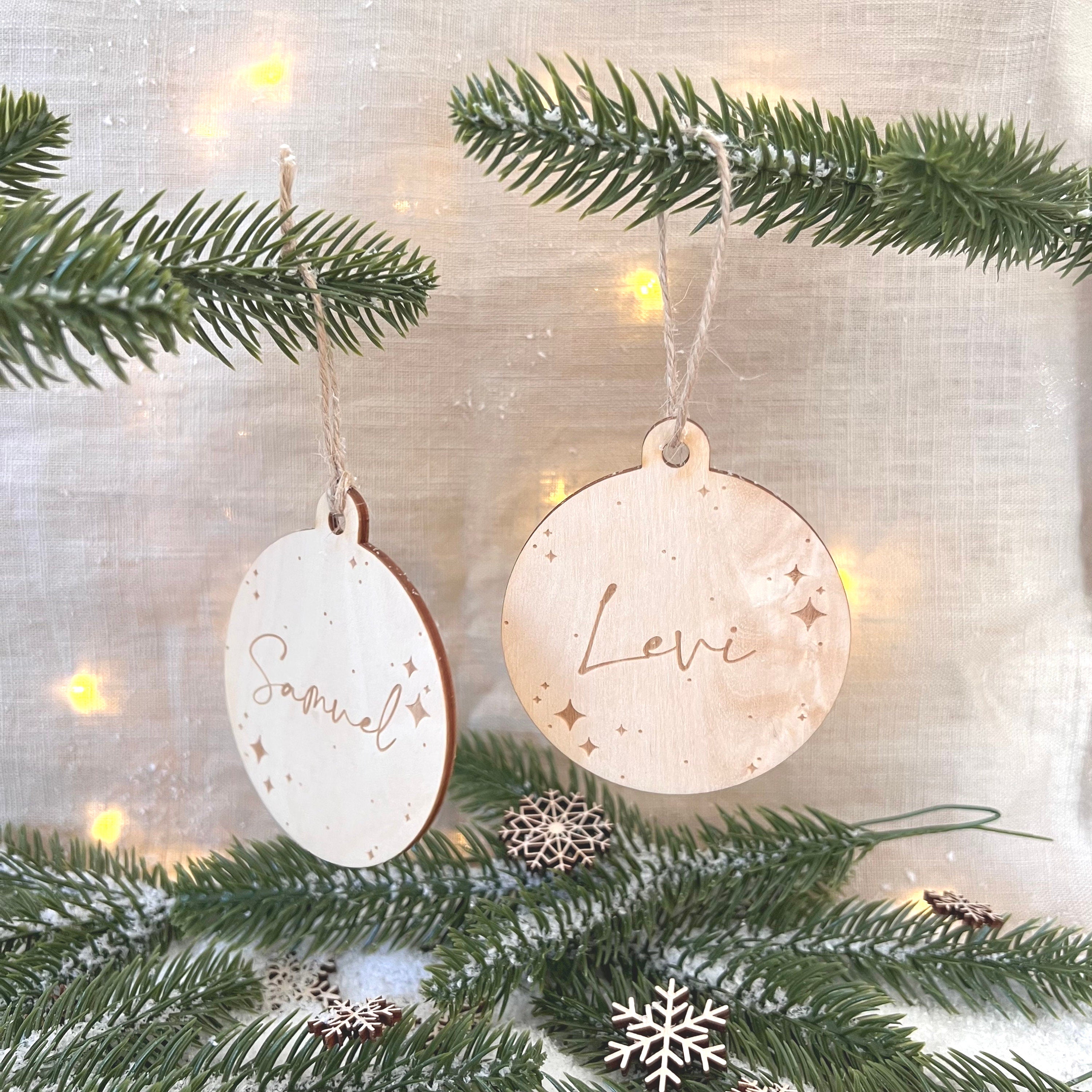 Personalisierte Christbaumkugeln, Weihnachtskugeln aus Holz personalisiert mit Namen, Weihnachtsbaum Schmuck aus Holz