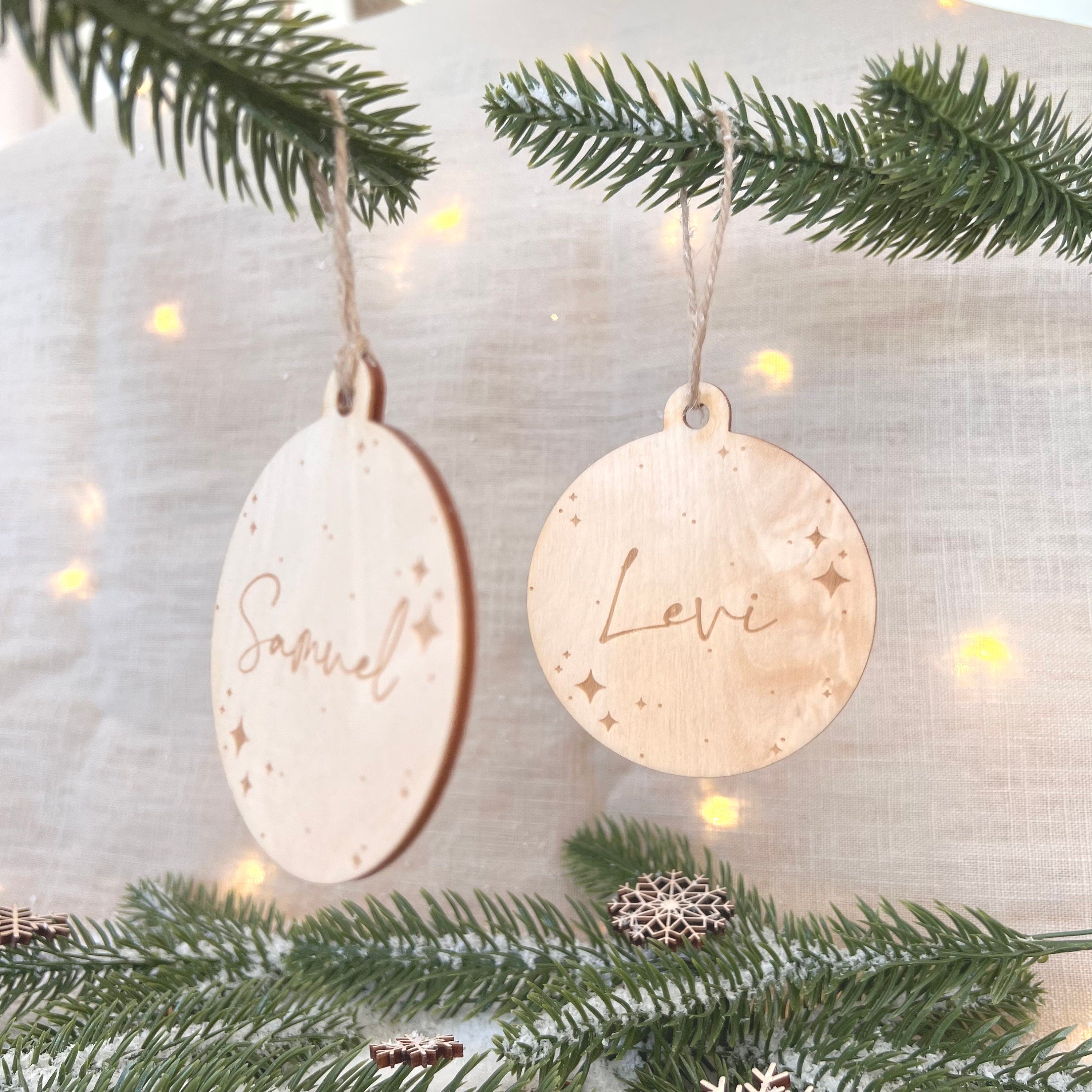 Personalisierte Christbaumkugeln, Weihnachtskugeln aus Holz personalisiert mit Namen, Weihnachtsbaum Schmuck aus Holz