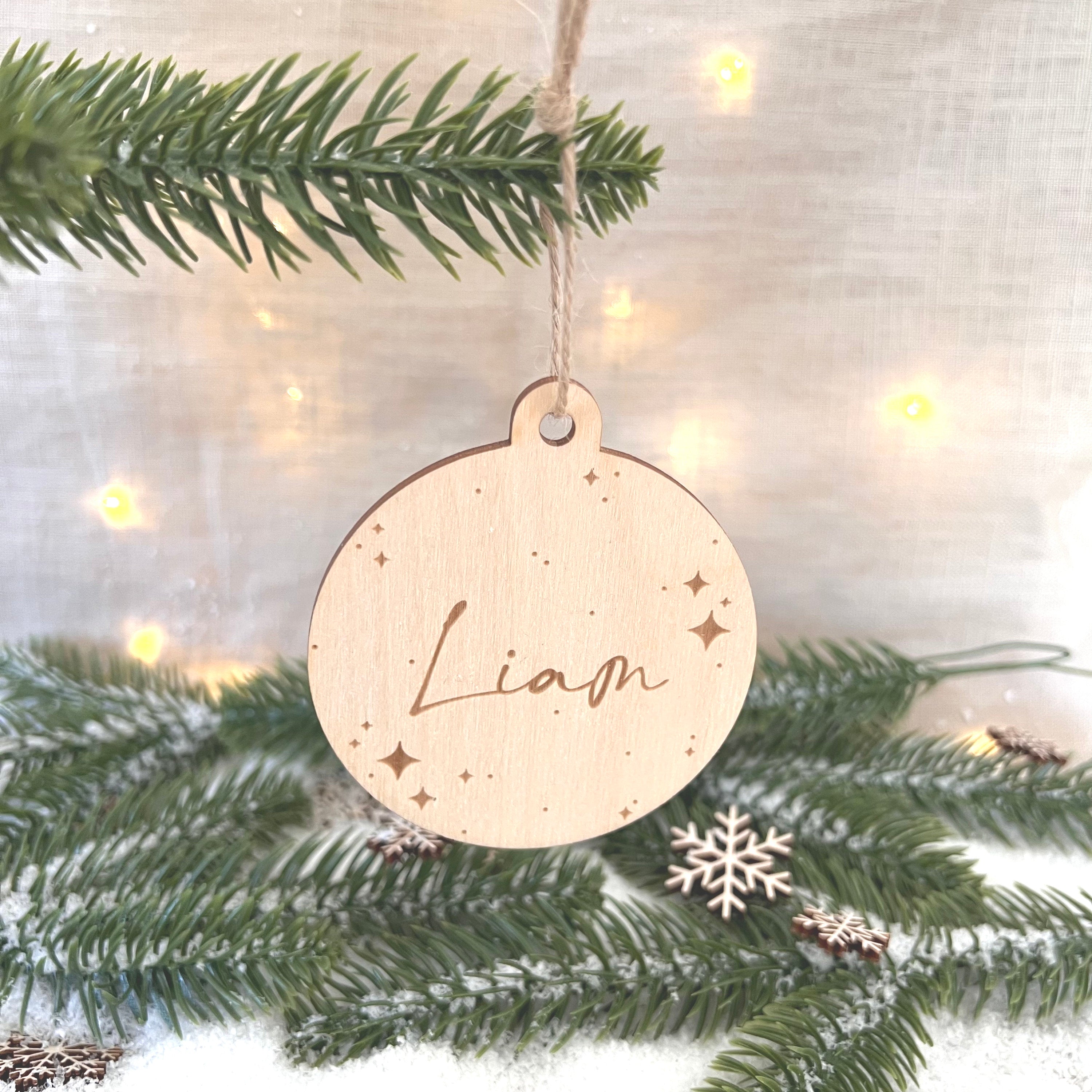 Personalisierte Christbaumkugeln, Weihnachtskugeln aus Holz personalisiert mit Namen, Weihnachtsbaum Schmuck aus Holz
