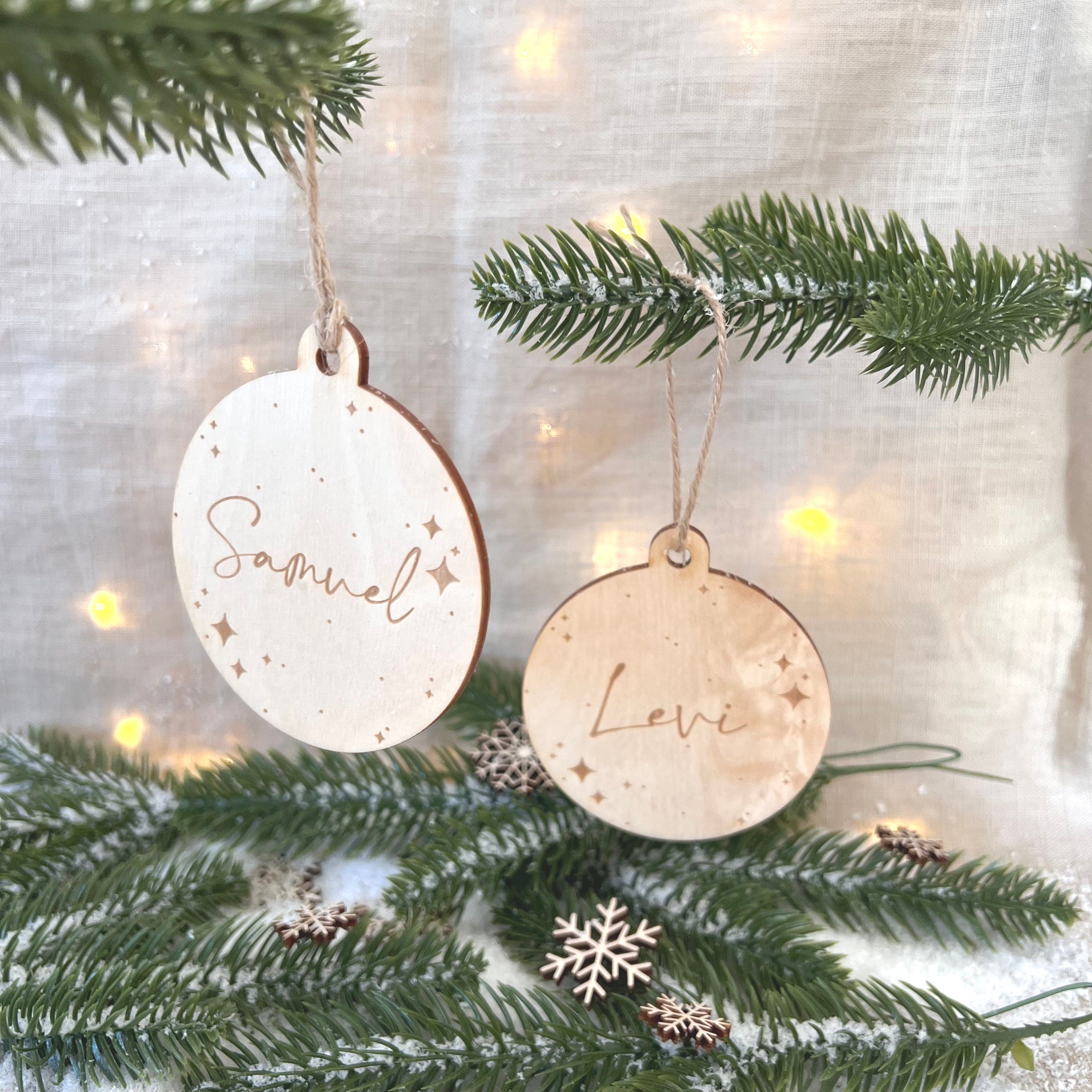 Personalisierte Christbaumkugeln, Weihnachtskugeln aus Holz personalisiert mit Namen, Weihnachtsbaum Schmuck aus Holz