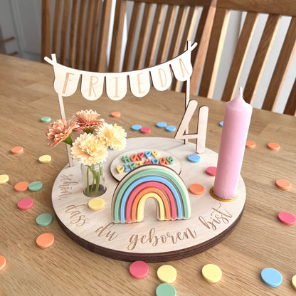 Wimpelkette bunt aus Acrylglas und Holz für Personalisierten Geburtstagsteller mit Vase und Kerze, Kerzenplatte, Geburtstagskranz