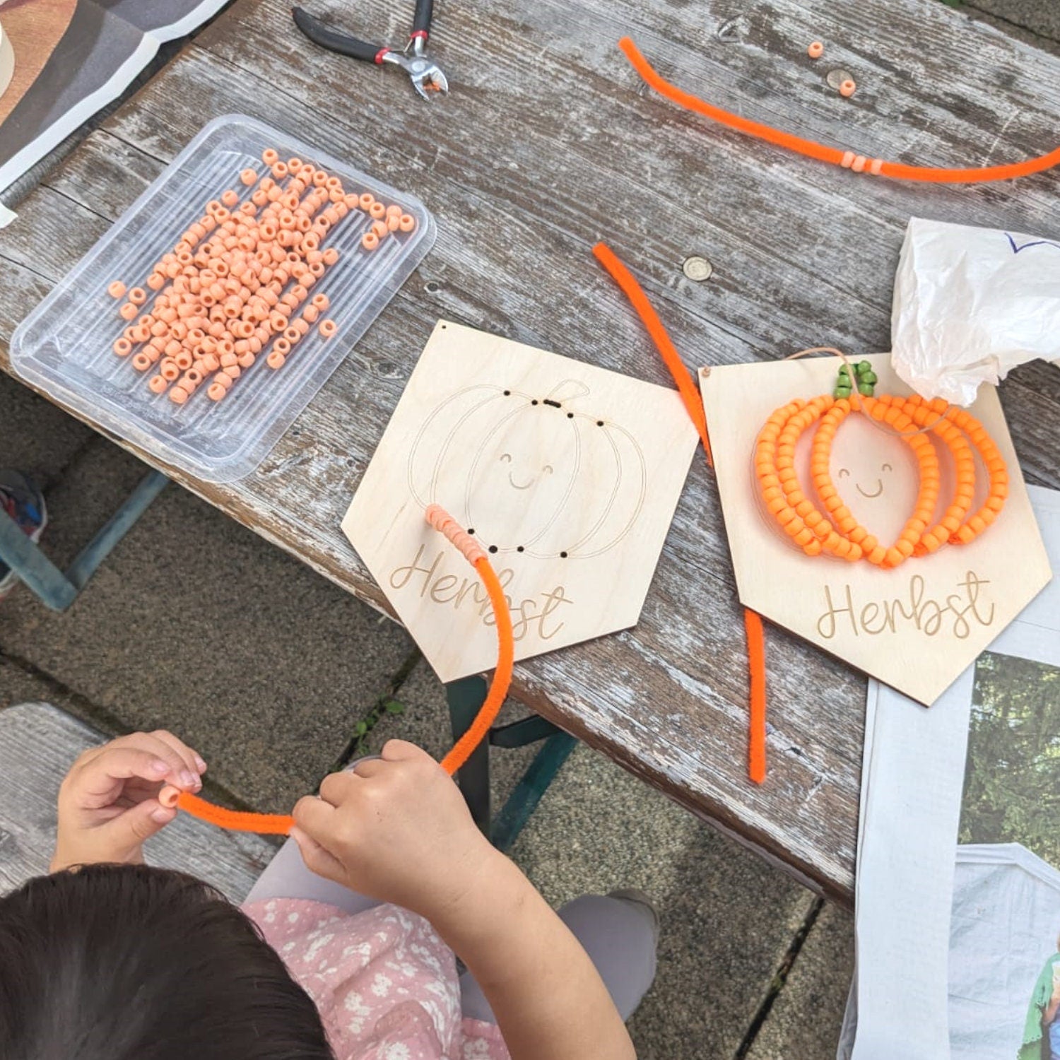 Bastelidee Herbst für Kinder und Erwachsene, Wimpel mit Kürbis aus Perlen