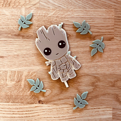 Motivstecker Groot inspired aus Acrylglas für Personalisierten Geburtstagsteller mit Vase und Kerze, Kerzenplatte, Geburtstagskranz