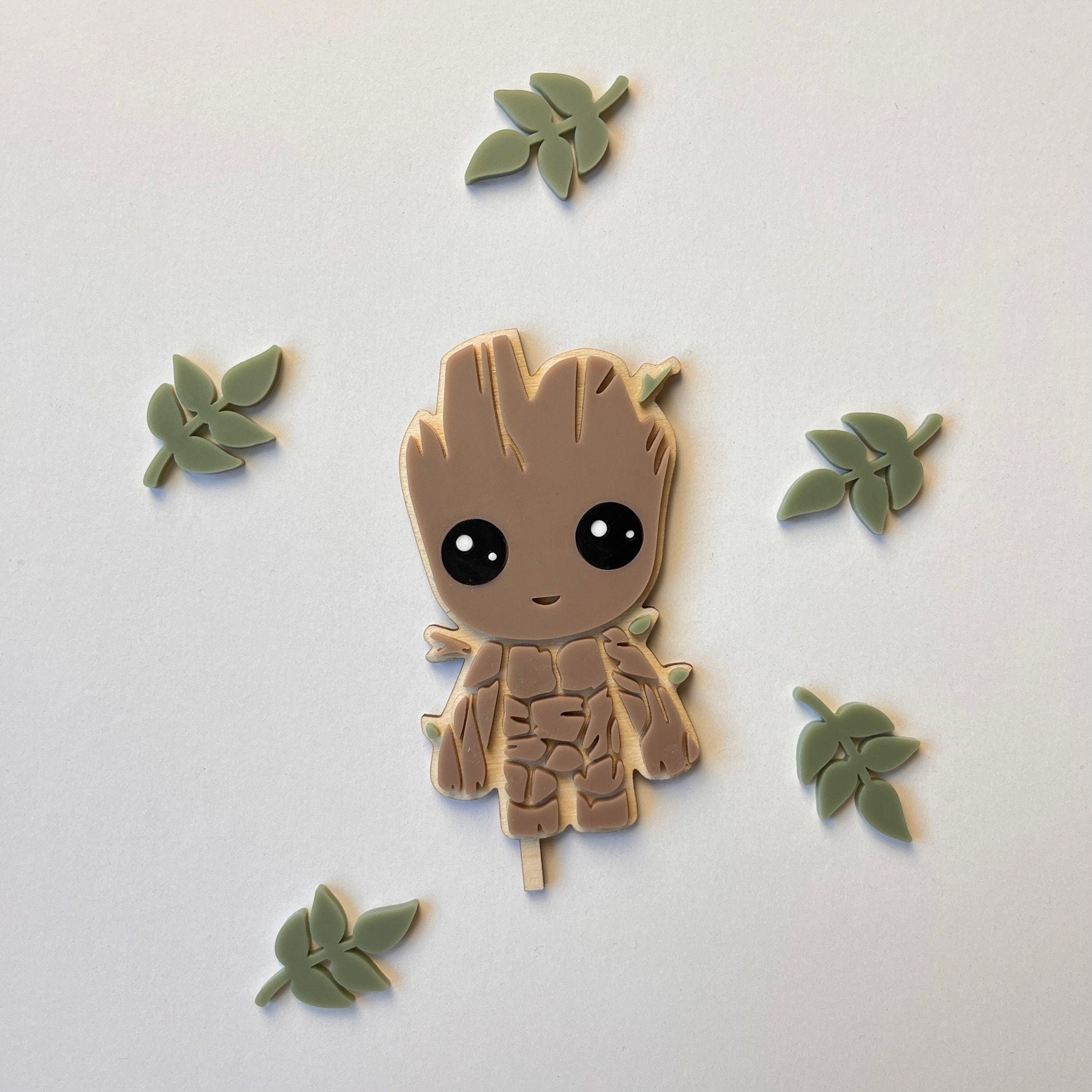 Motivstecker Groot inspired aus Acrylglas für Personalisierten Geburtstagsteller mit Vase und Kerze, Kerzenplatte, Geburtstagskranz
