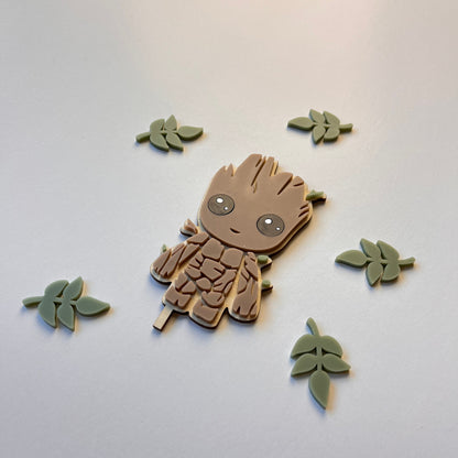Motivstecker Groot inspired aus Acrylglas für Personalisierten Geburtstagsteller mit Vase und Kerze, Kerzenplatte, Geburtstagskranz